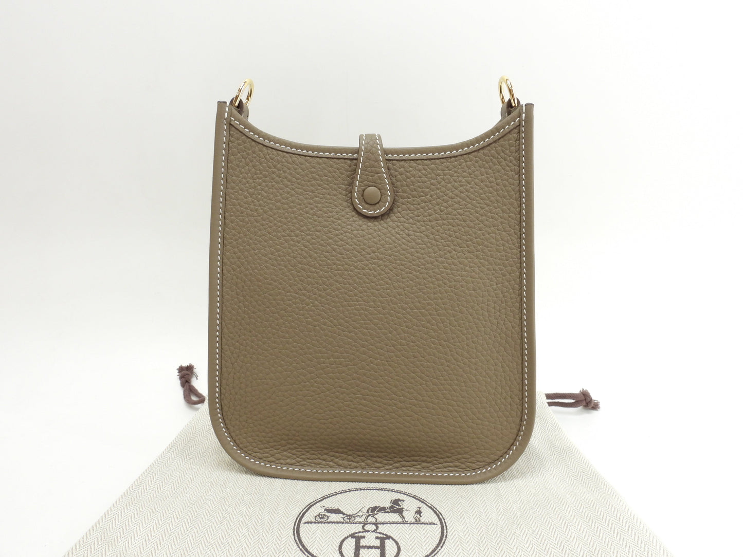 Hermès Evelyne TPM in pelle Taurillon Clémence, colore Etoupe, borsa a tracolla con hardware dorato, nuova di zecca@Z 4