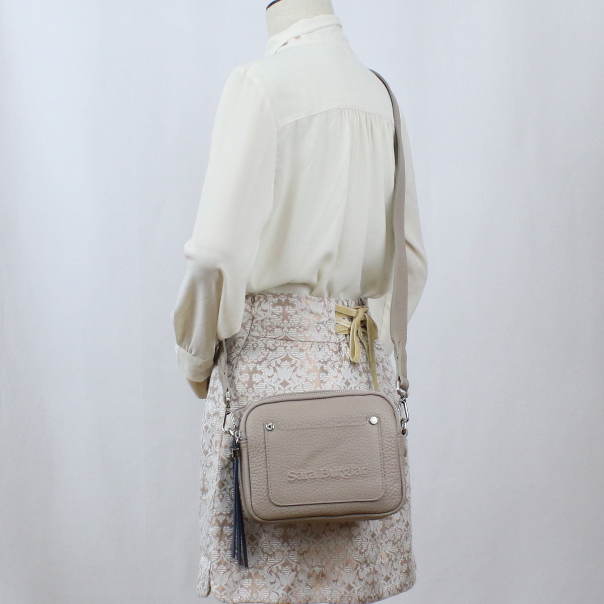 サラバーグラー Sara Burglar  斜め掛け ショルダーバッグ ブランド ロゴ 　916　TAUPE グレー系 bag-01