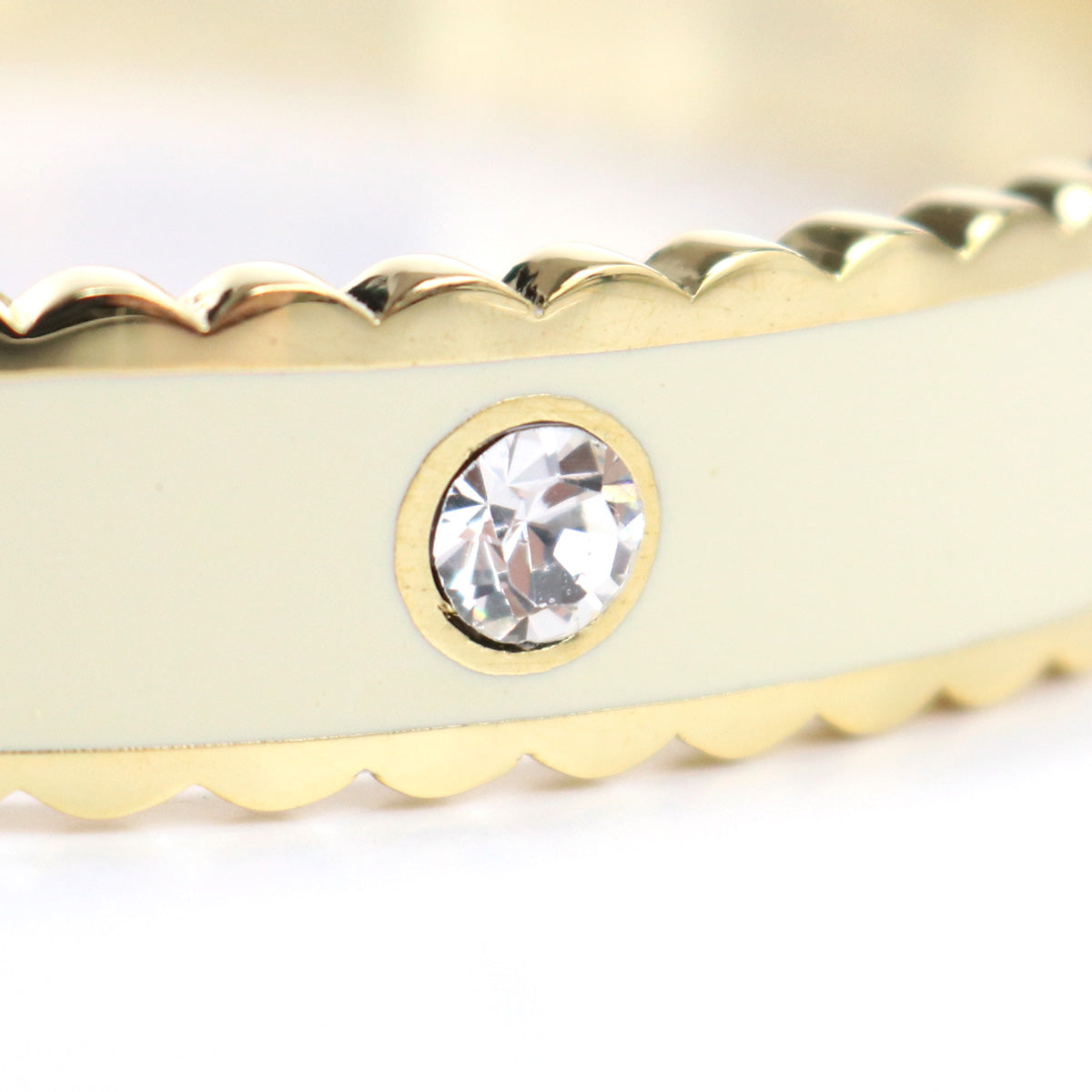 マークジェイコブス MARC JACOBS THE MEDALLION LG BANGLE バングルJ105MT7PF22　108CREAM-GOLD ホワイト系 accessory-01
