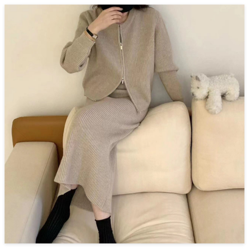 Completo coordinato in maglia: cardigan, gonna e top. Capo spalla e parte inferiore.