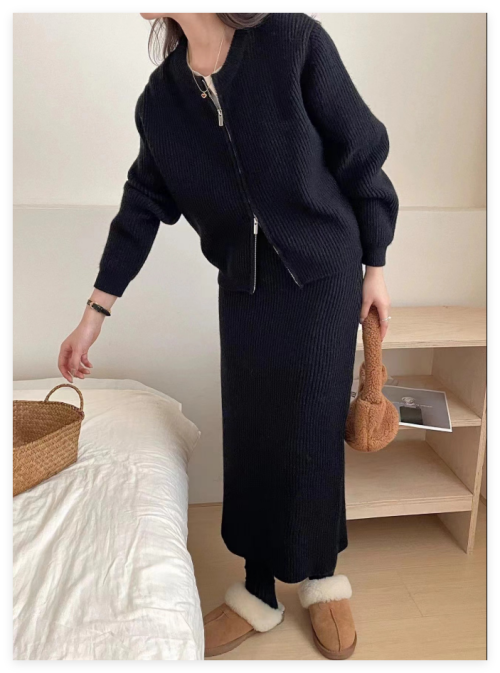 Completo coordinato in maglia: cardigan, gonna e top. Capo spalla e parte inferiore.