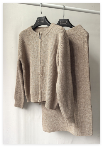 Completo coordinato in maglia: cardigan, gonna e top. Capo spalla e parte inferiore.