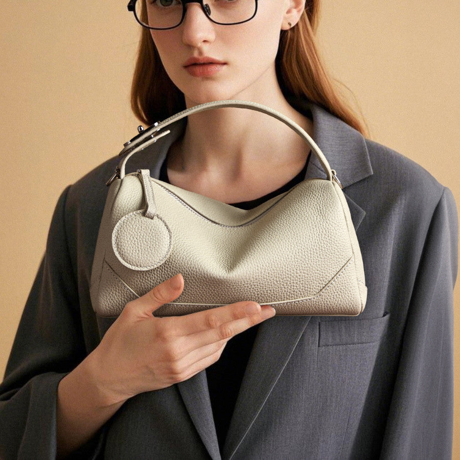 Nuovi modelli 2026. Borsa in vera pelle, tracolla, borsa a mano, a tracolla, a spalla. Elegante.