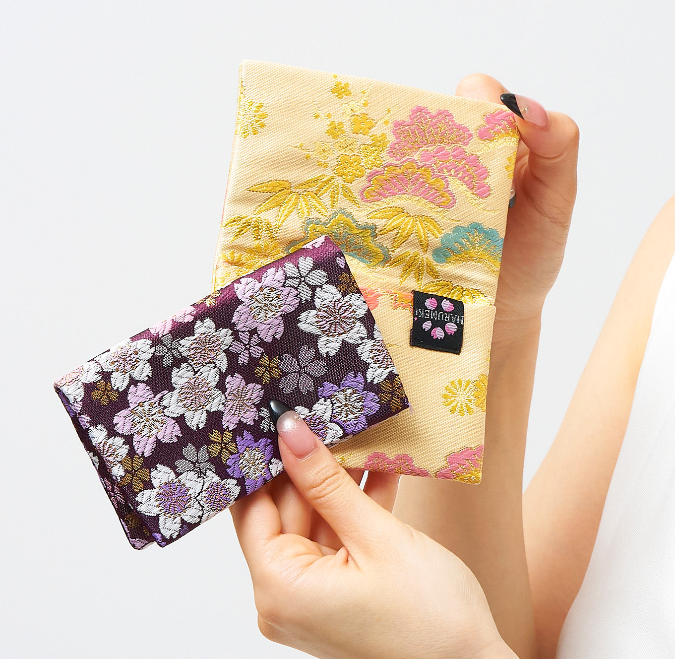 初対面の会話を彩り、ご縁を結ぶ。 【ヴィンテージ金襴】ひらりカードホルダー（名刺・ICカード入れ） 織言葉のストーリーを忍ばせる、スマートな名刺入れ