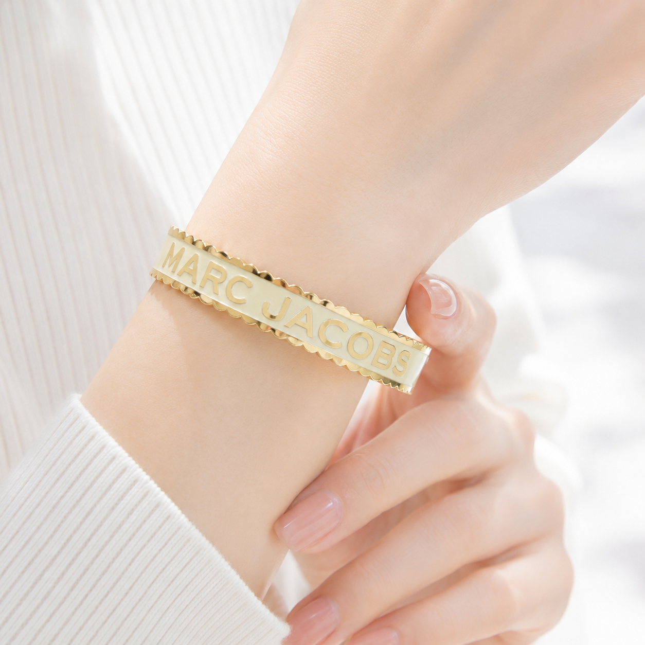 マークジェイコブス MARC JACOBS THE MEDALLION LG BANGLE バングルJ105MT7PF22　108CREAM-GOLD ホワイト系 accessory-01