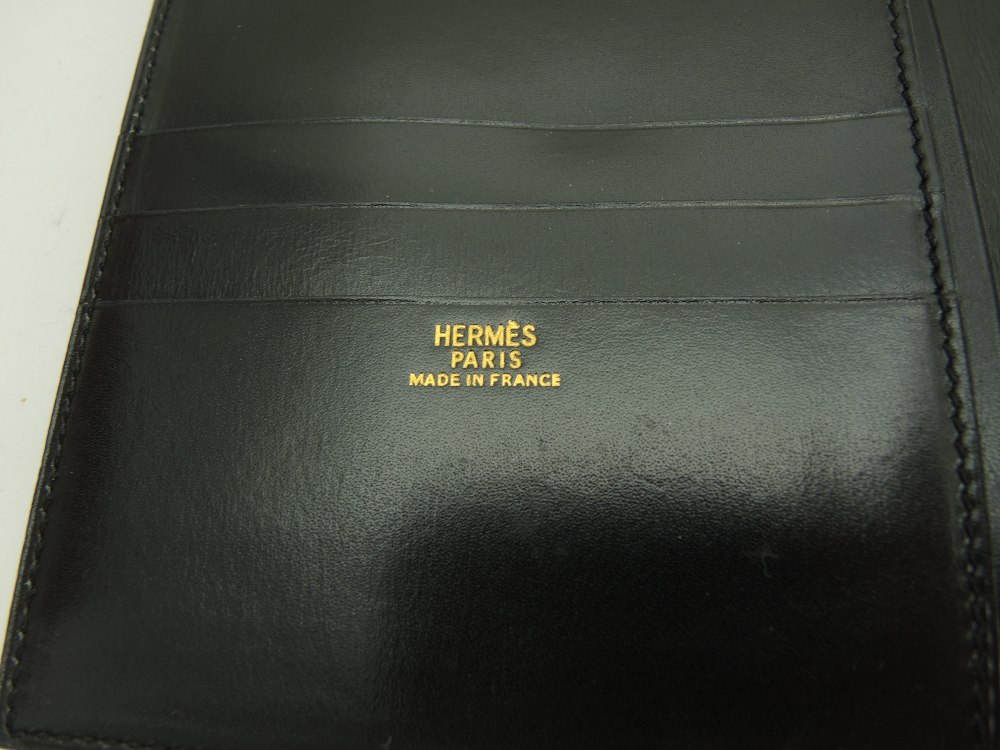 Hermès Portafoglio pieghevole in pelle di vitello Box nera con lucchetto dorato, portafoglio compatto @〇Y