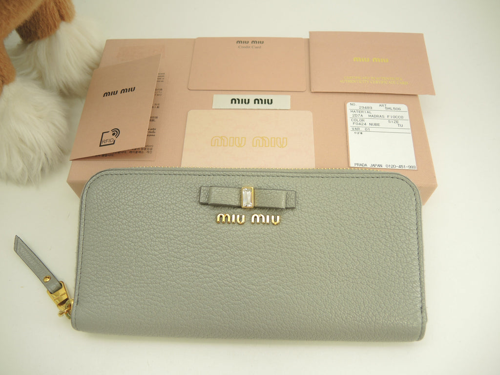 Miu Miu portafoglio con cerniera perimetrale Madras in pelle grigia, portafoglio lungo con cerniera perimetrale, pari al nuovo @262 2