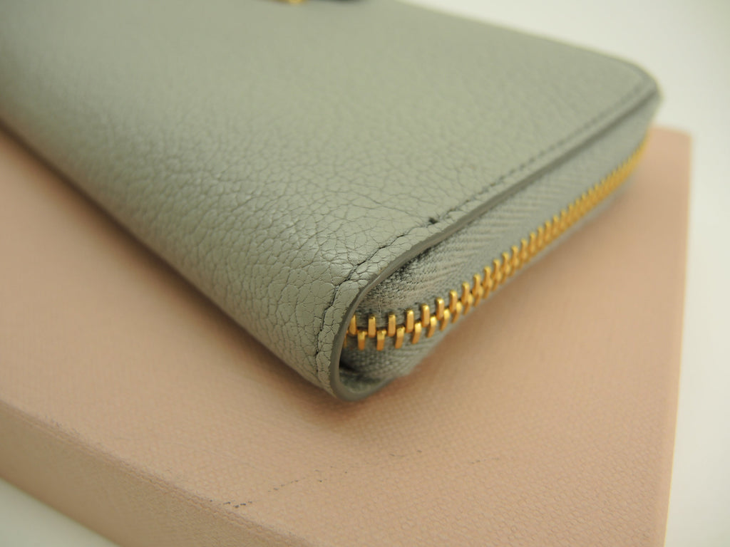 Miu Miu portafoglio con cerniera perimetrale Madras in pelle grigia, portafoglio lungo con cerniera perimetrale, pari al nuovo @262 2