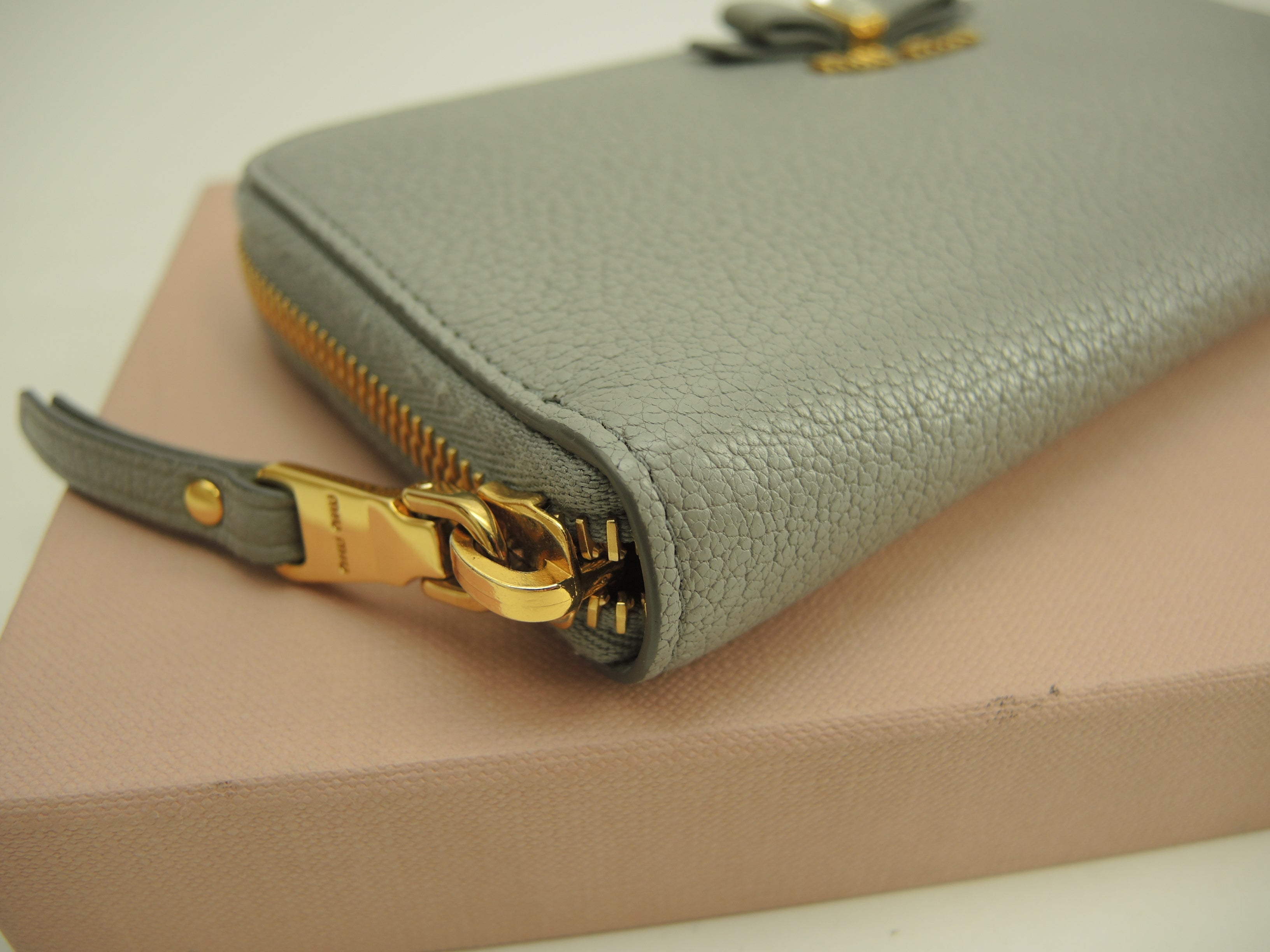Miu Miu portafoglio con cerniera perimetrale Madras in pelle grigia, portafoglio lungo con cerniera perimetrale, pari al nuovo @262 2