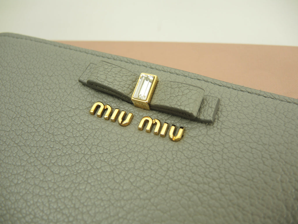Miu Miu portafoglio con cerniera perimetrale Madras in pelle grigia, portafoglio lungo con cerniera perimetrale, pari al nuovo @262 2