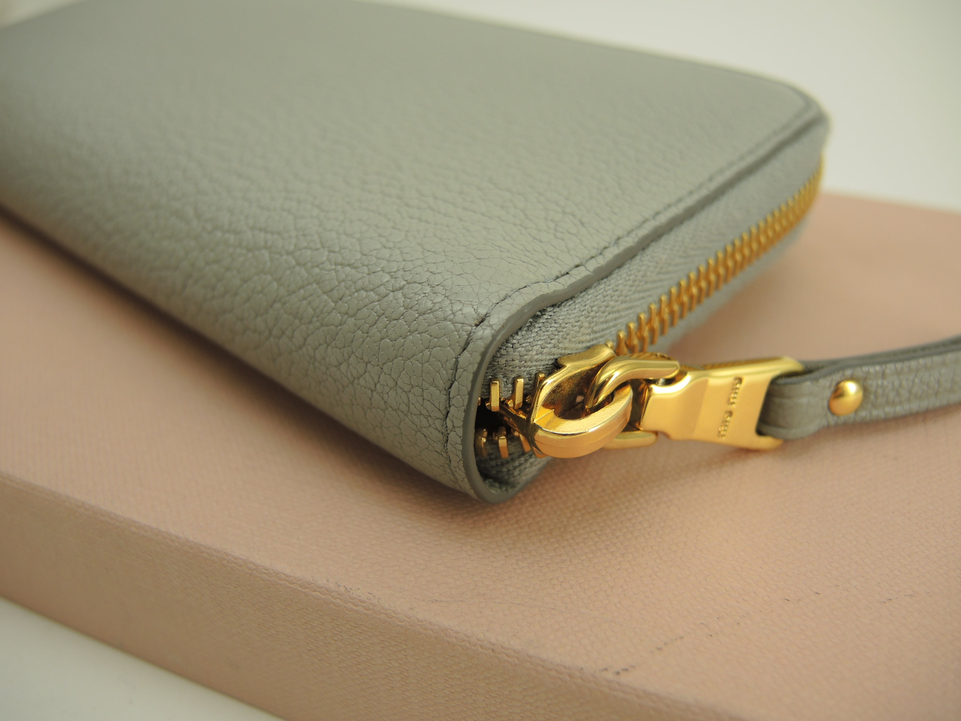 Miu Miu portafoglio con cerniera perimetrale Madras in pelle grigia, portafoglio lungo con cerniera perimetrale, pari al nuovo @262 2