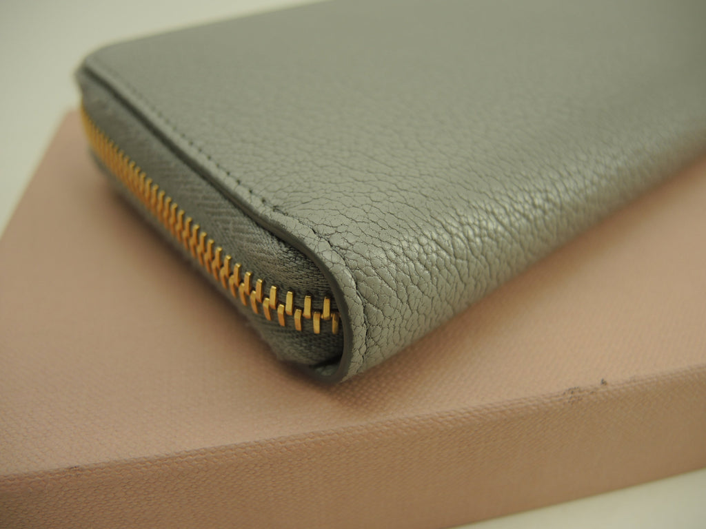 Miu Miu portafoglio con cerniera perimetrale Madras in pelle grigia, portafoglio lungo con cerniera perimetrale, pari al nuovo @262 2