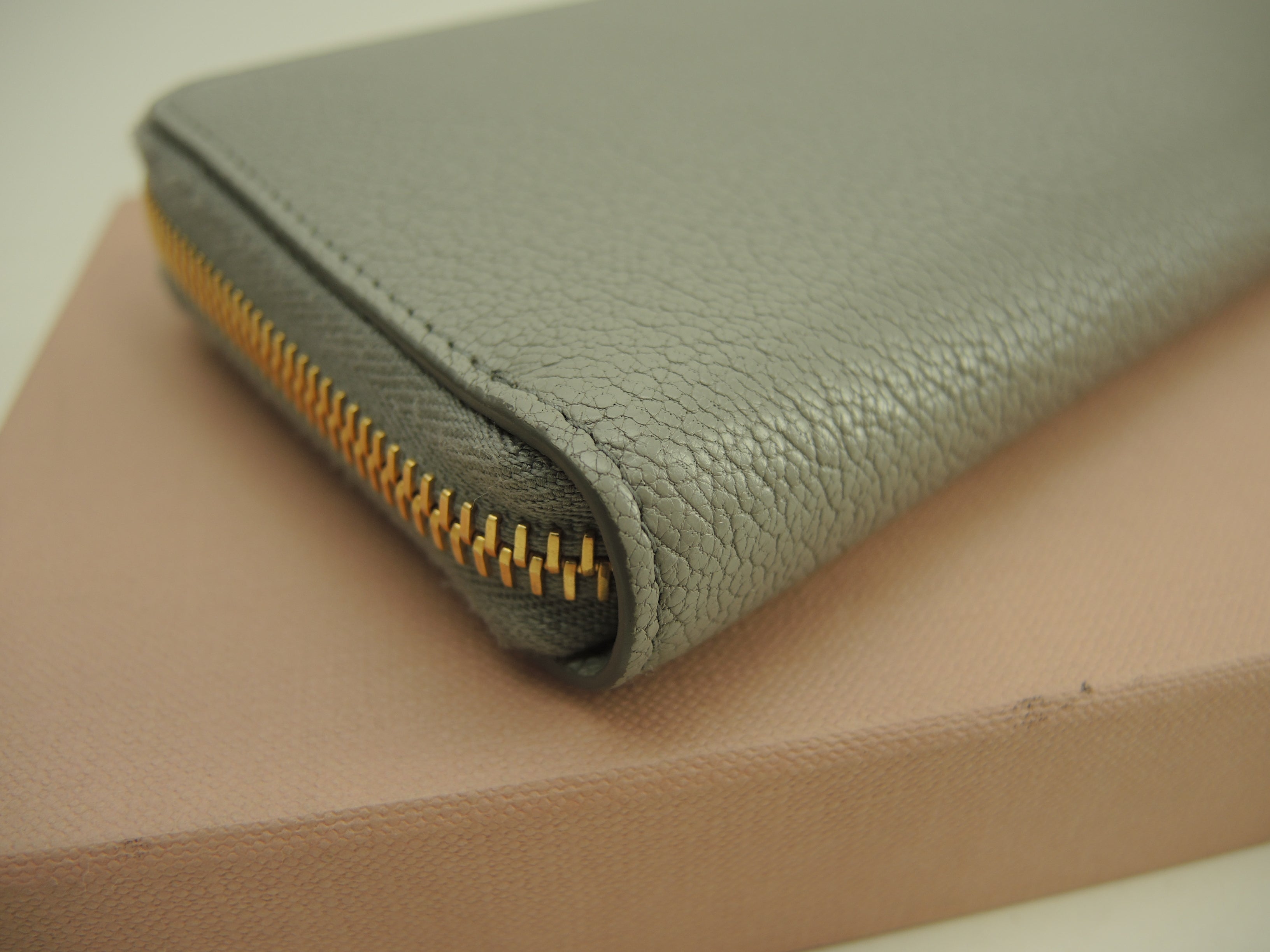 Miu Miu portafoglio con cerniera perimetrale Madras in pelle grigia, portafoglio lungo con cerniera perimetrale, pari al nuovo @262 2