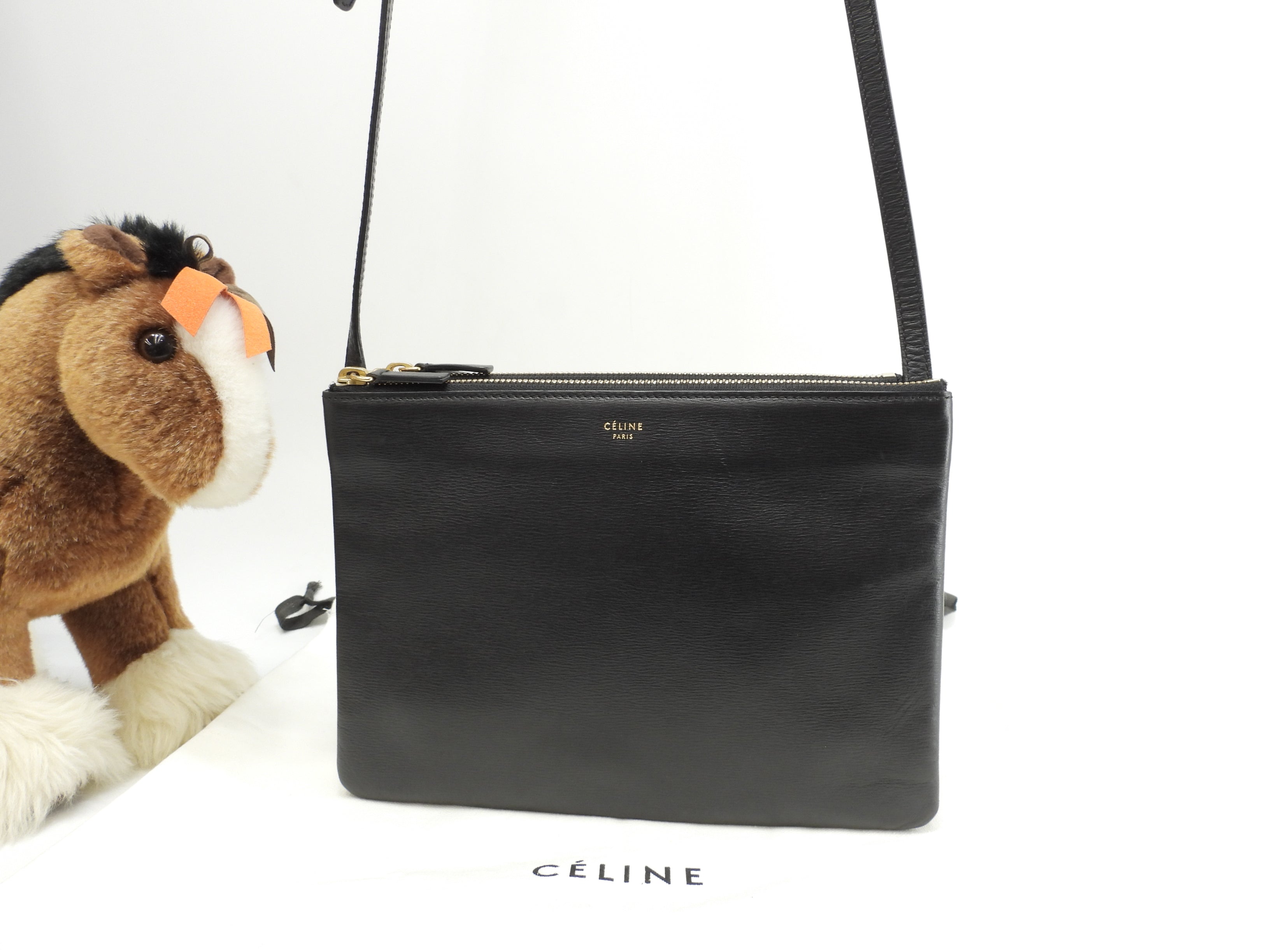 Celine Trio Large in pelle martellata nera con hardware dorato, borsa a tracolla, pochette, condizioni eccellenti@W-GA-3117