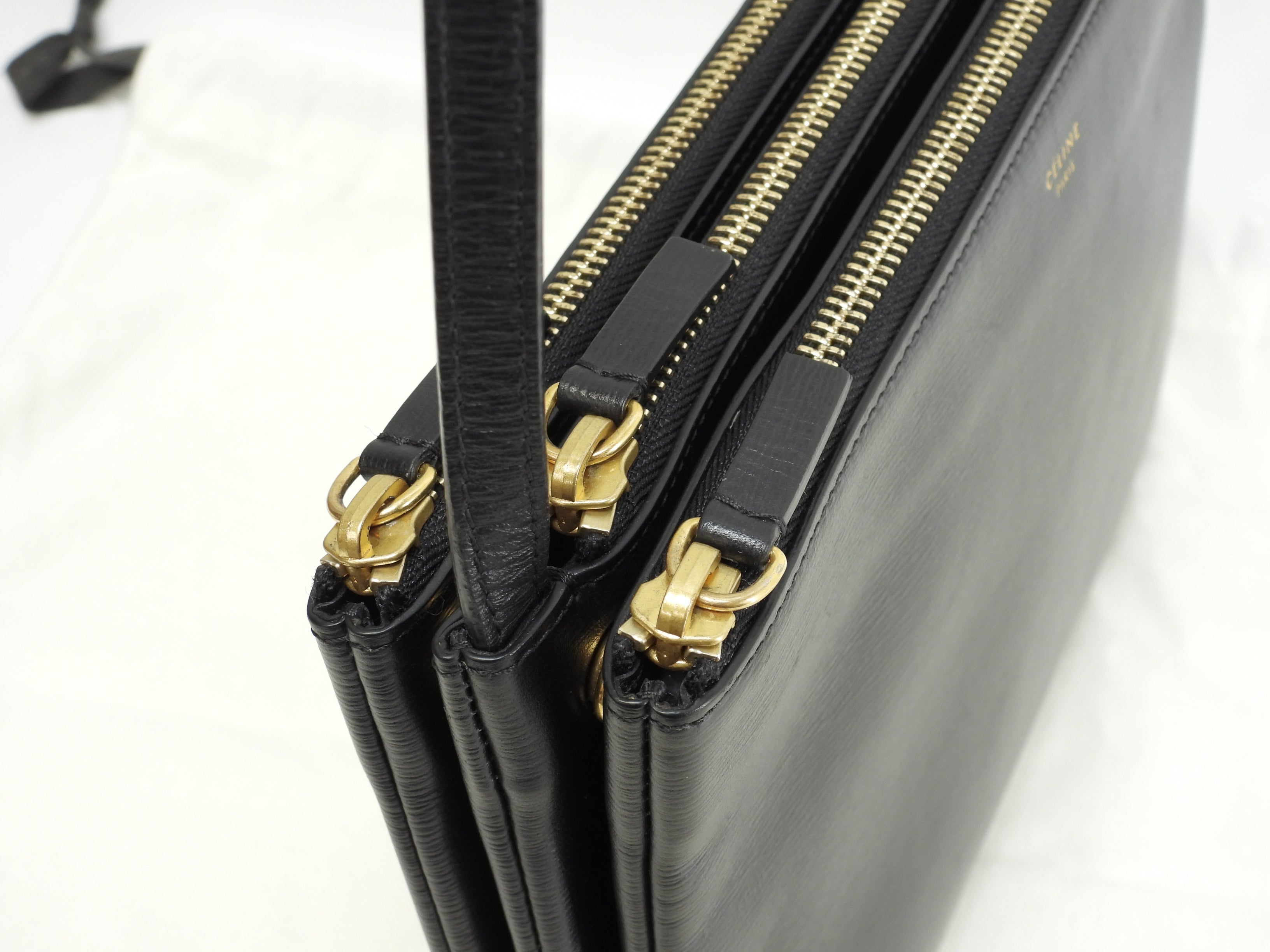 Celine Trio Large in pelle martellata nera con hardware dorato, borsa a tracolla, pochette, condizioni eccellenti@W-GA-3117