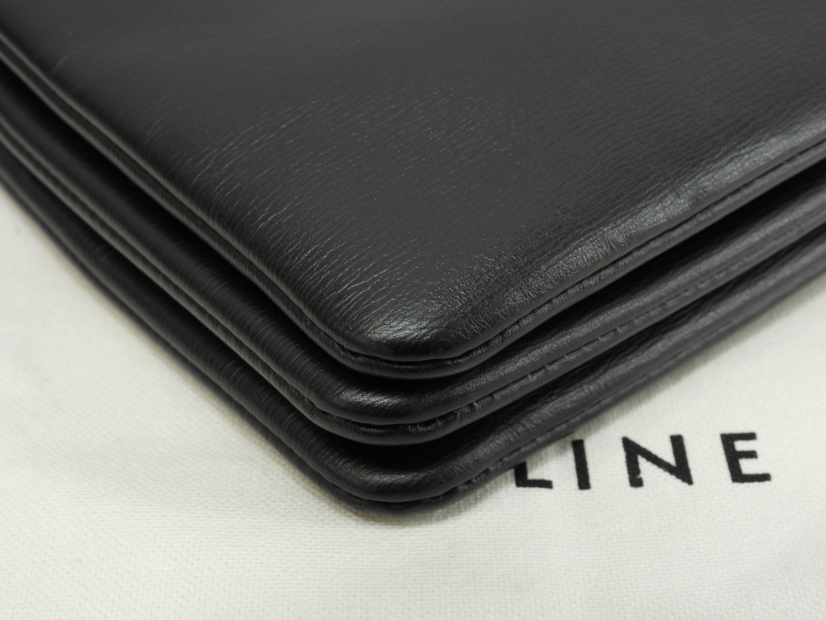 Celine Trio Large in pelle martellata nera con hardware dorato, borsa a tracolla, pochette, condizioni eccellenti@W-GA-3117