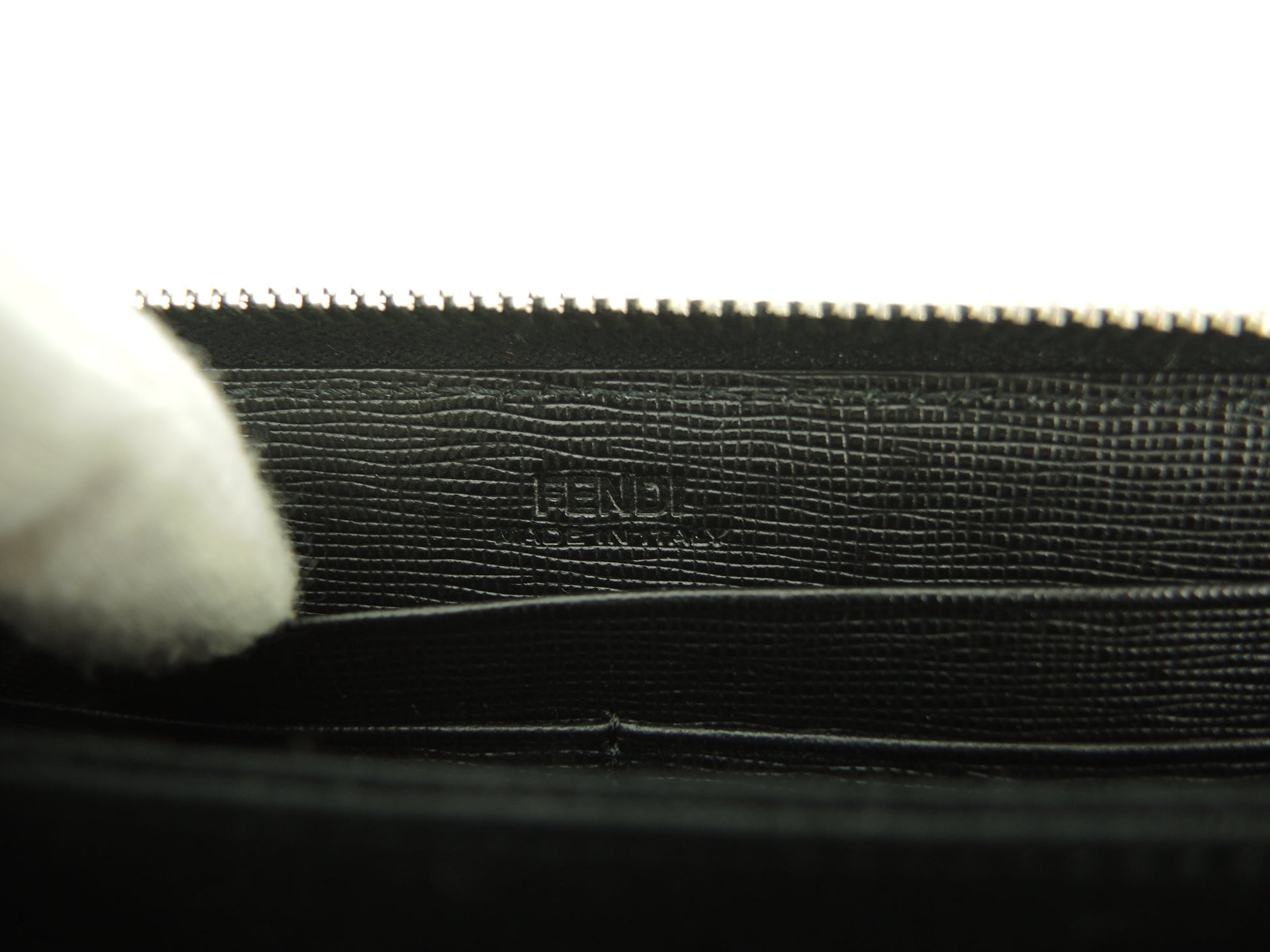 Fendi Portafoglio lungo Karlito in pelle nera con cerniera, nuovo di zecca@3