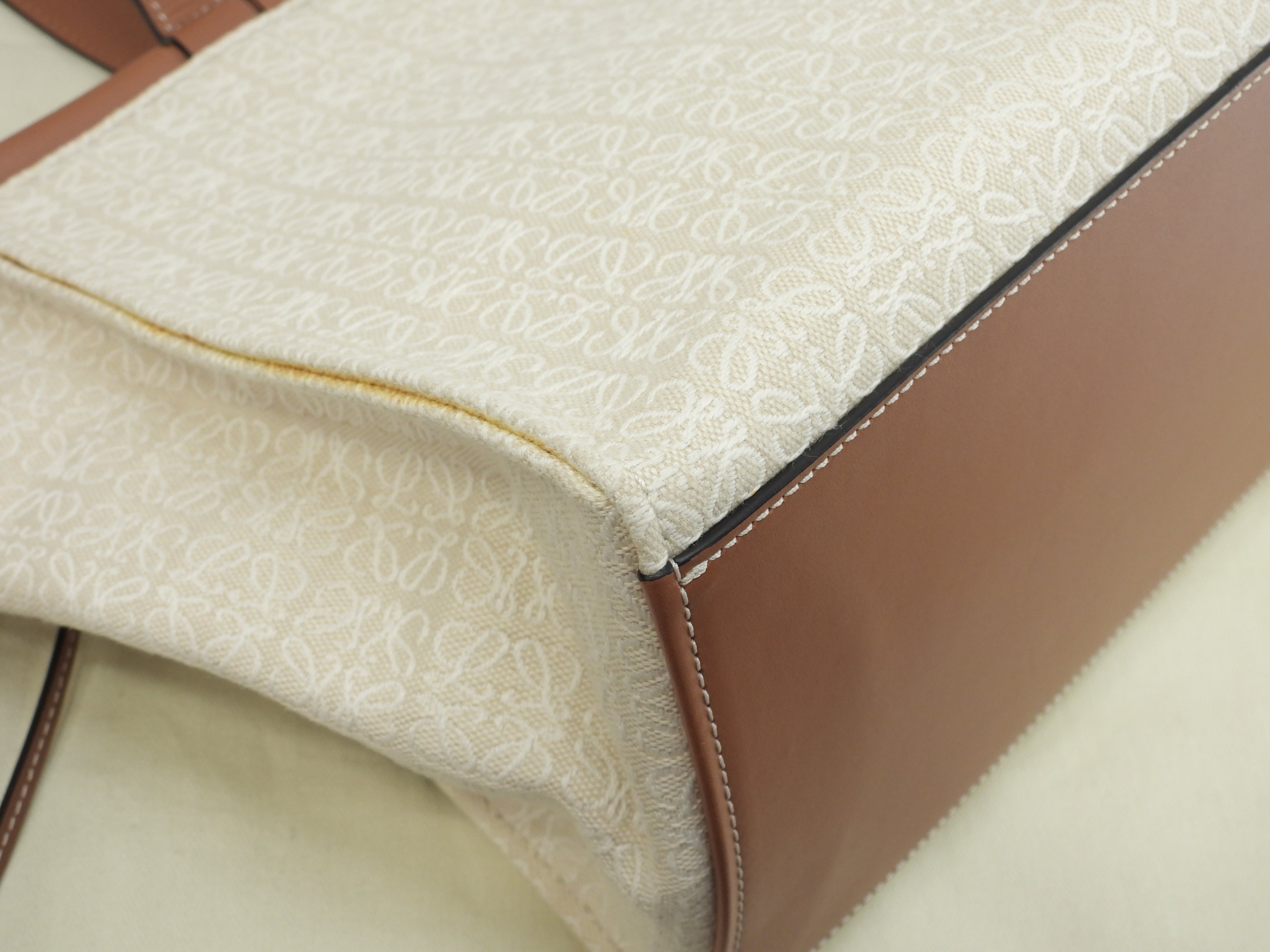 Borsa tote piccola Loewe Cushion in jacquard bianco e marrone, tracolla, condizioni eccellenti@272010 2