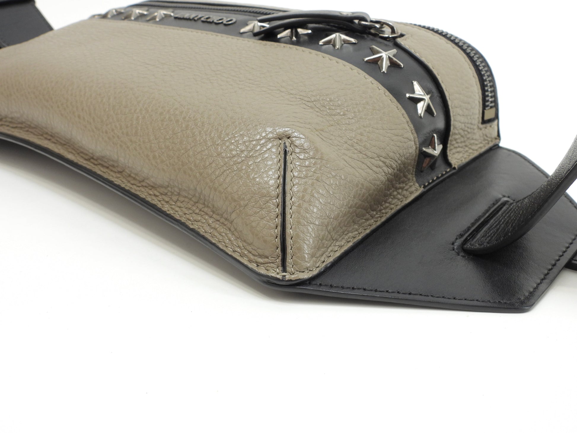 Jimmy Choo Oscar, borse a tracolla, borse a tracolla, borse a tracolla, borse a tracolla, borse a tracolla, in pelle grigio/nero con borchie a stella, in ottime condizioni @FQLTV4