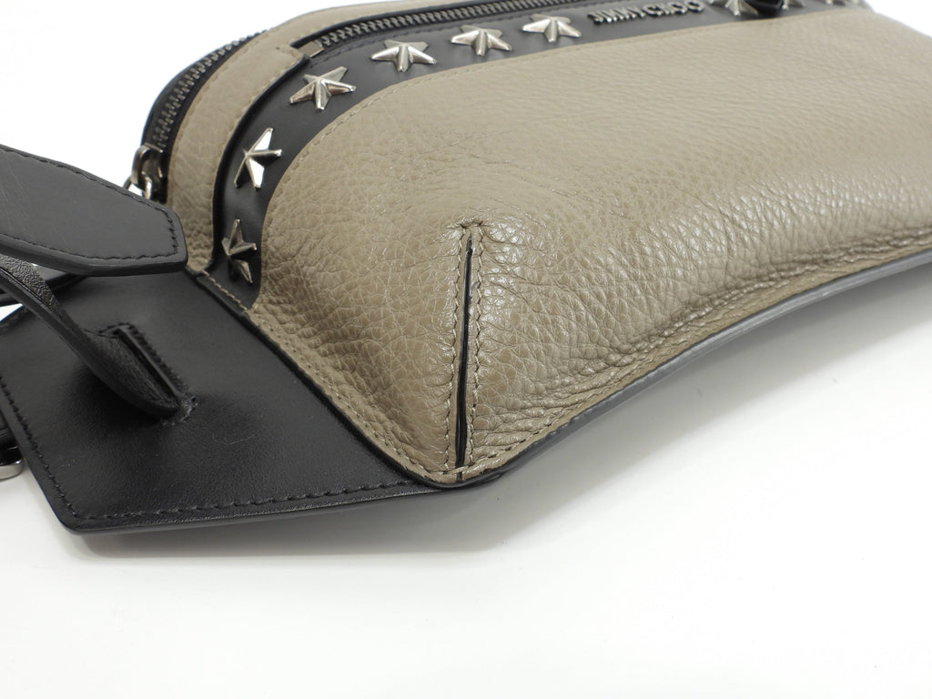 Jimmy Choo Oscar, borse a tracolla, borse a tracolla, borse a tracolla, borse a tracolla, borse a tracolla, in pelle grigio/nero con borchie a stella, in ottime condizioni @FQLTV4