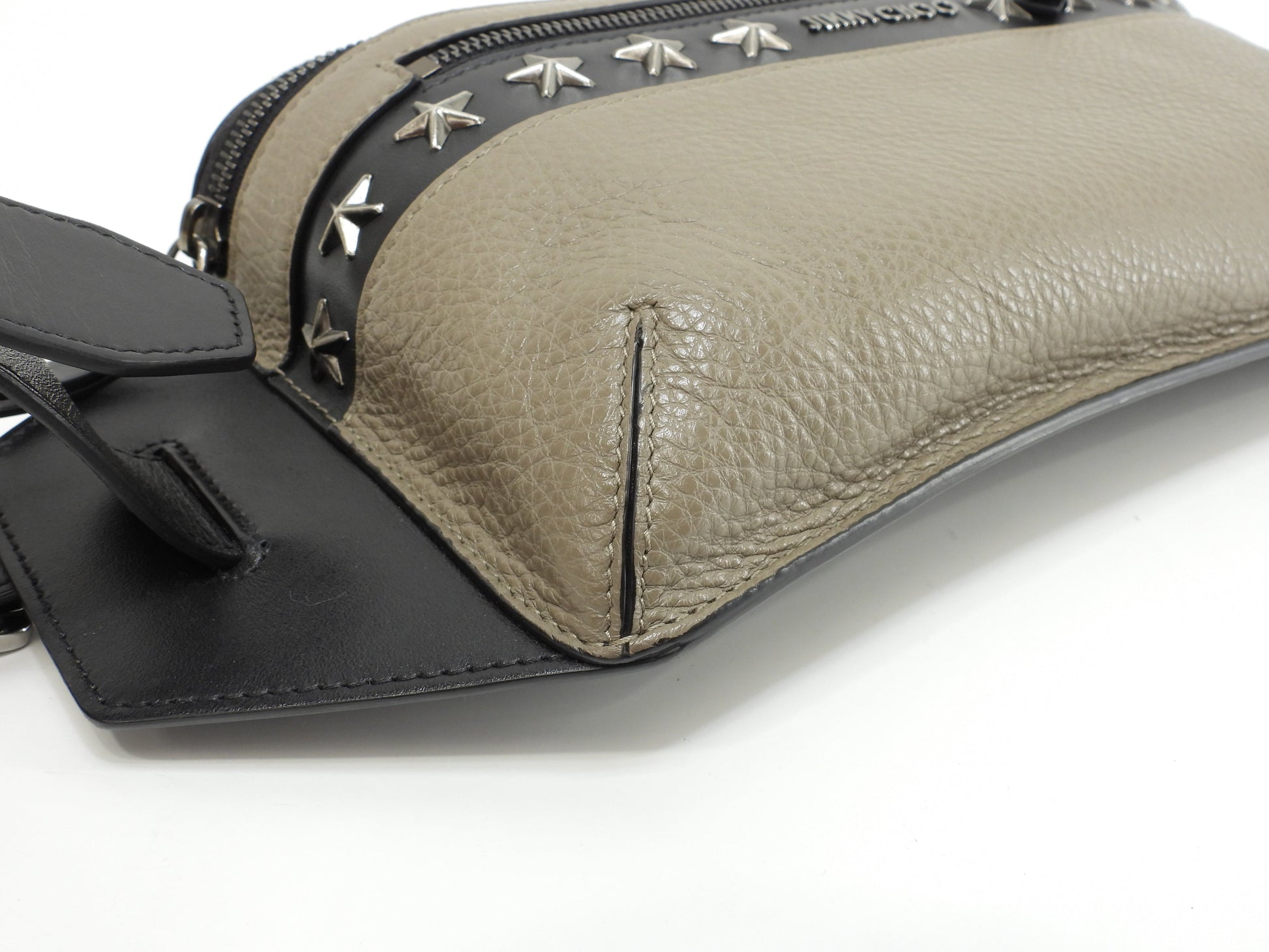 Jimmy Choo Oscar, borse a tracolla, borse a tracolla, borse a tracolla, borse a tracolla, borse a tracolla, in pelle grigio/nero con borchie a stella, in ottime condizioni @FQLTV4