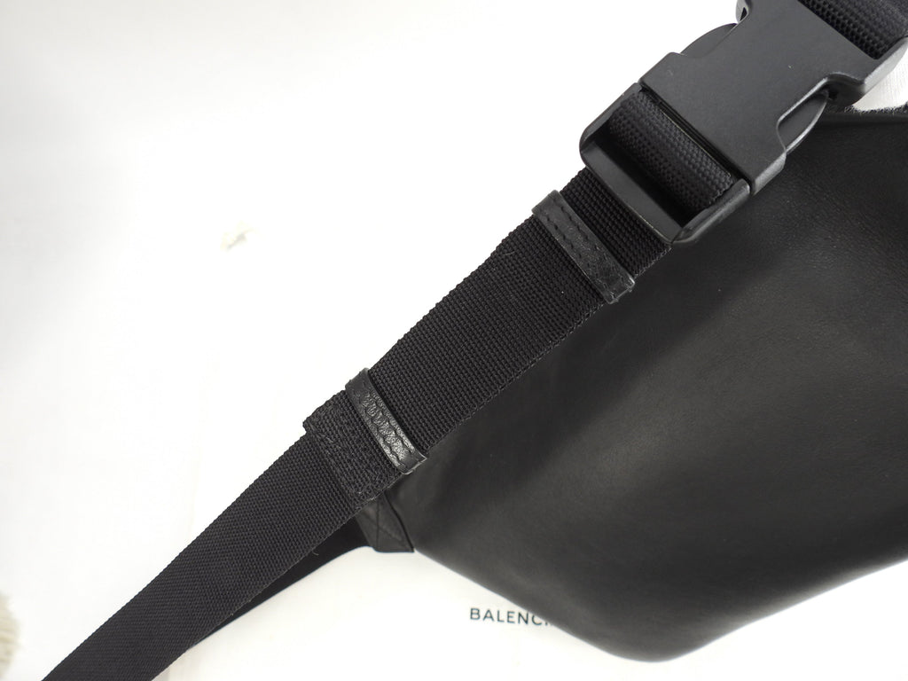 Balenciaga Marsupio Everyday in pelle nero-rosso, ottime condizioni @ 28