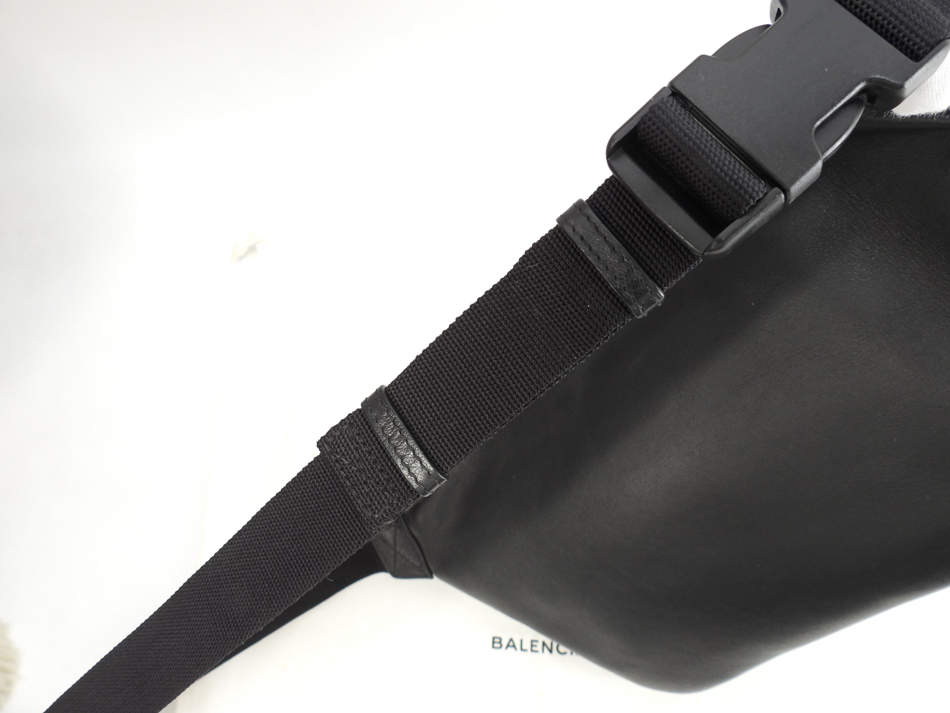 Balenciaga Marsupio Everyday in pelle nero-rosso, ottime condizioni @ 28
