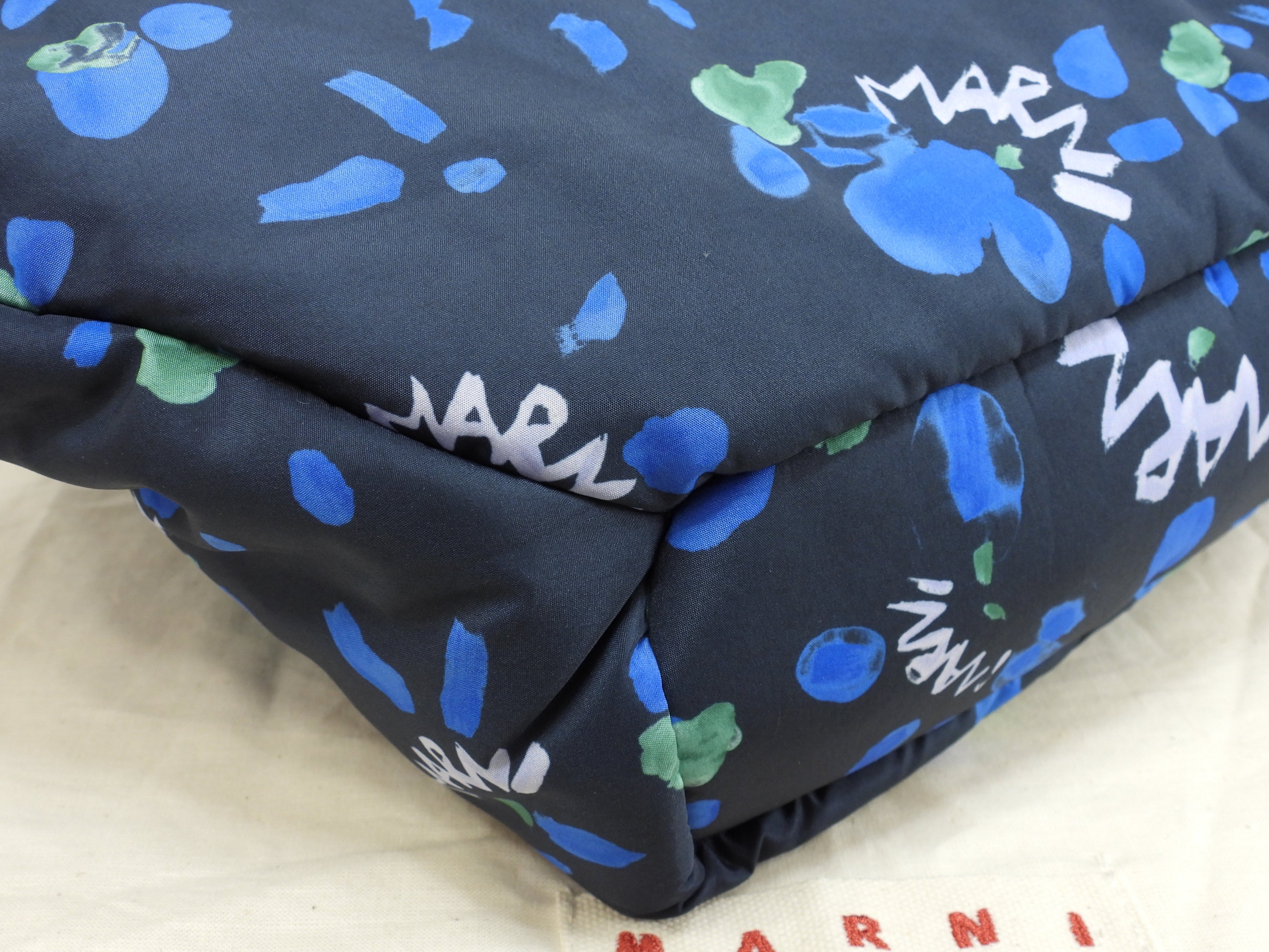 マルニ クロスボディバッグ Puff ナイロン紺 バムバッグ 斜め掛けショルダーバッグ 極美品@ 1