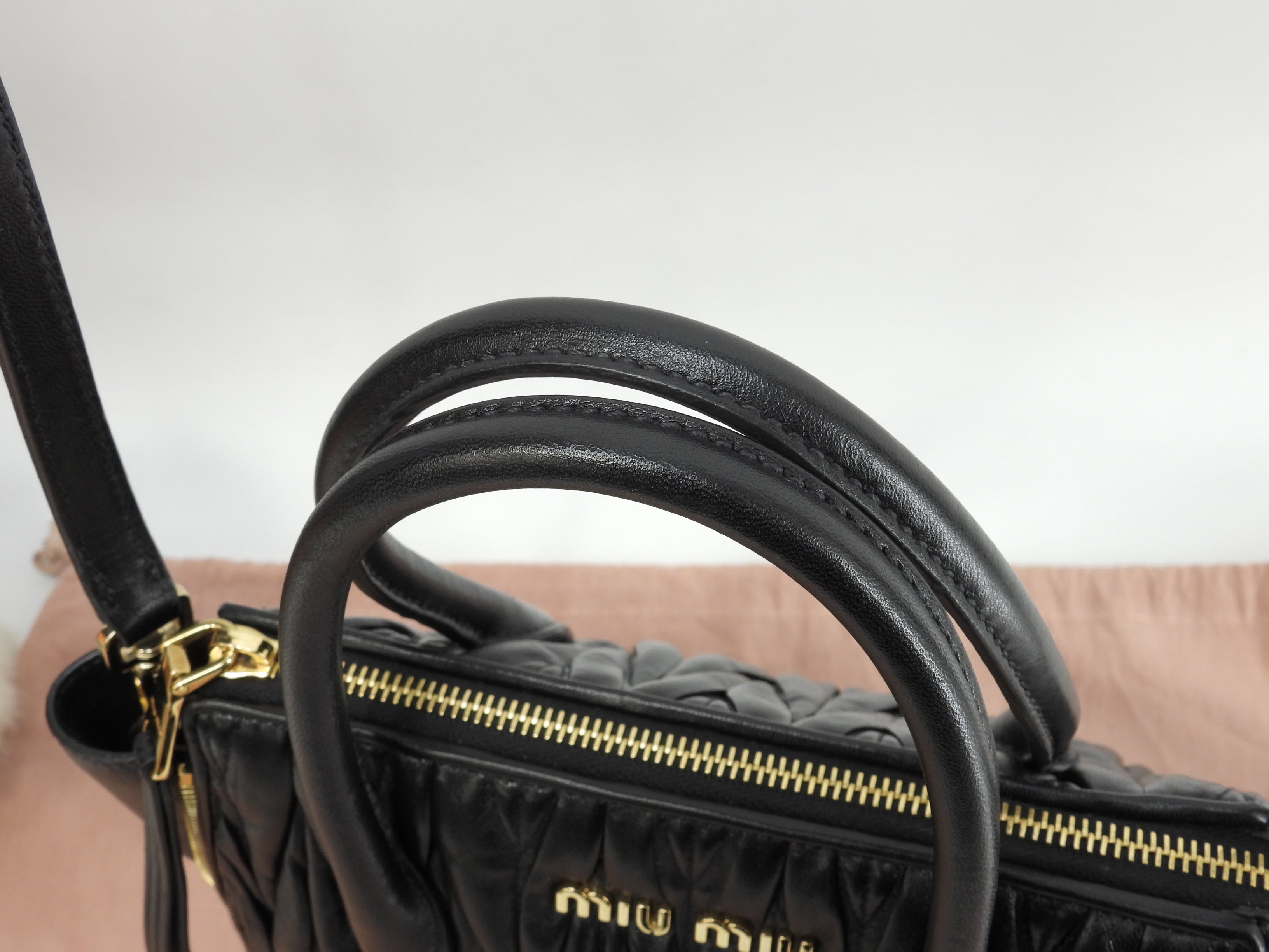 Borsa a mano Miu Miu mini con tracolla, pelle nera Matelassé, tote, pochette, condizioni eccellenti @198/B