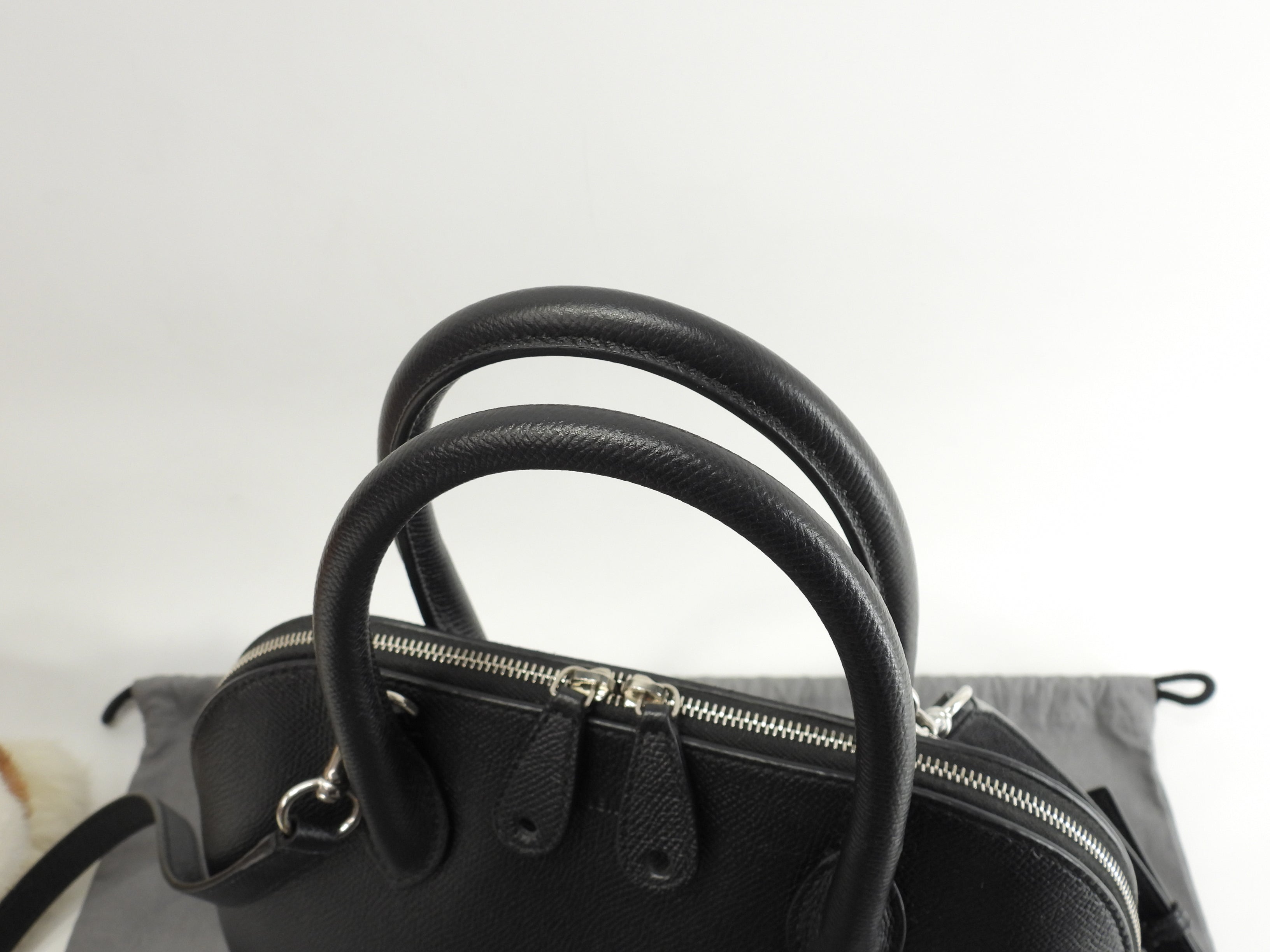 Balenciaga Borsa a mano S in pelle nera con logo grigio e tracolla staccabile, pochette, ottime condizioni @ 49