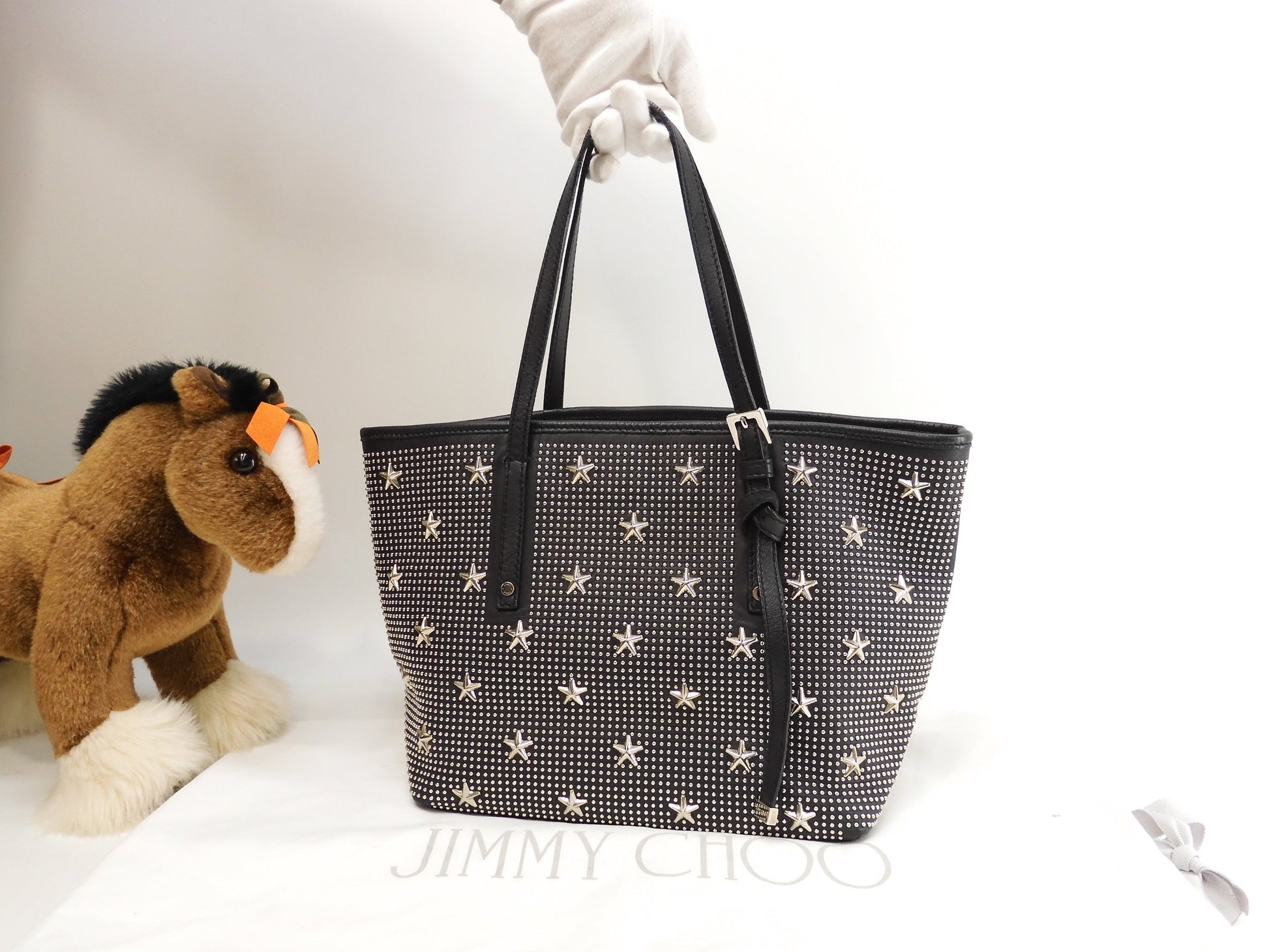 Jimmy Choo Sasha S borsa tote in pelle nera con borchie a stelle, finiture color argento @ 1