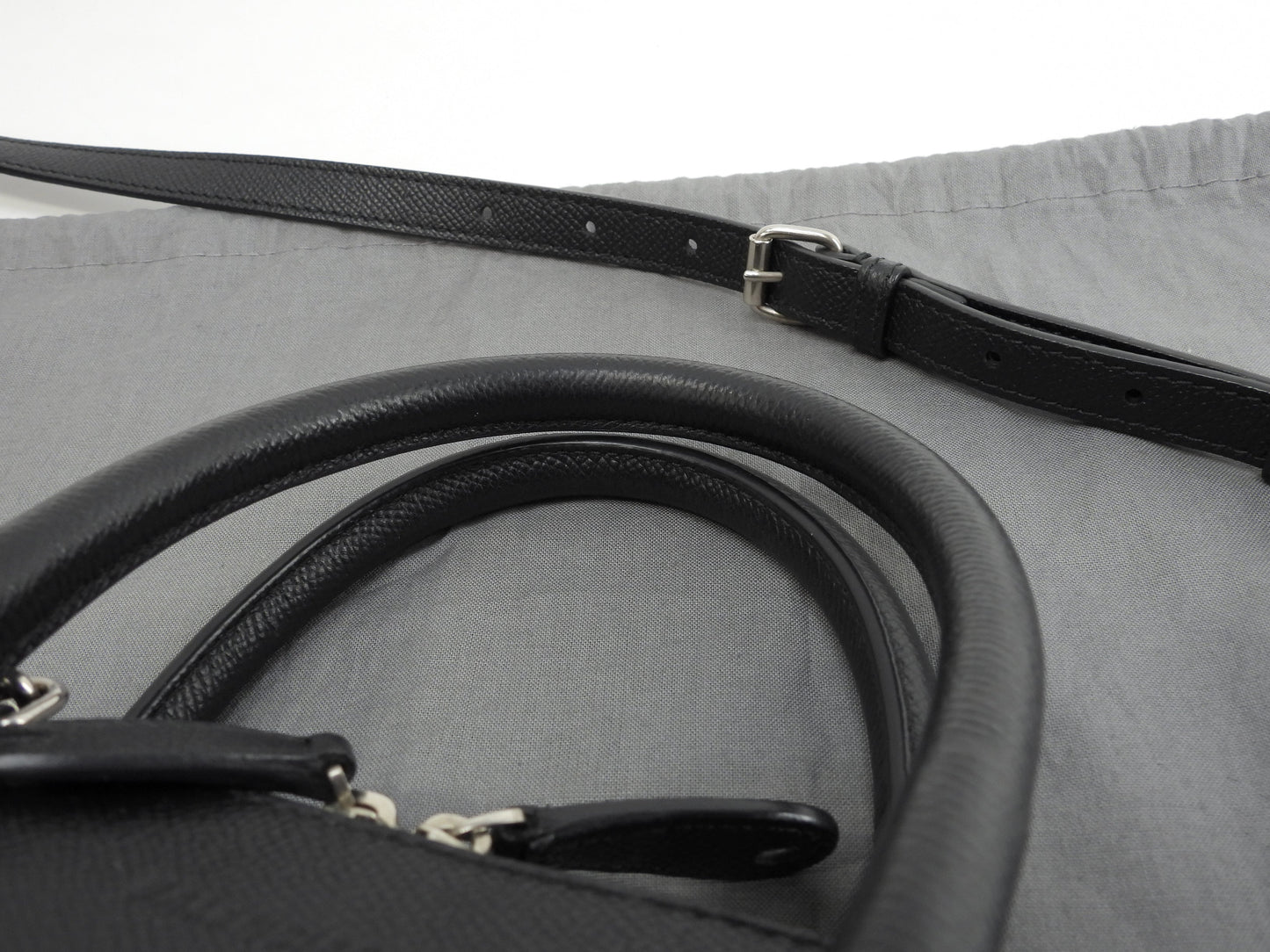 Balenciaga Borsa a mano S in pelle nera con logo grigio e tracolla staccabile, pochette, ottime condizioni @ 49