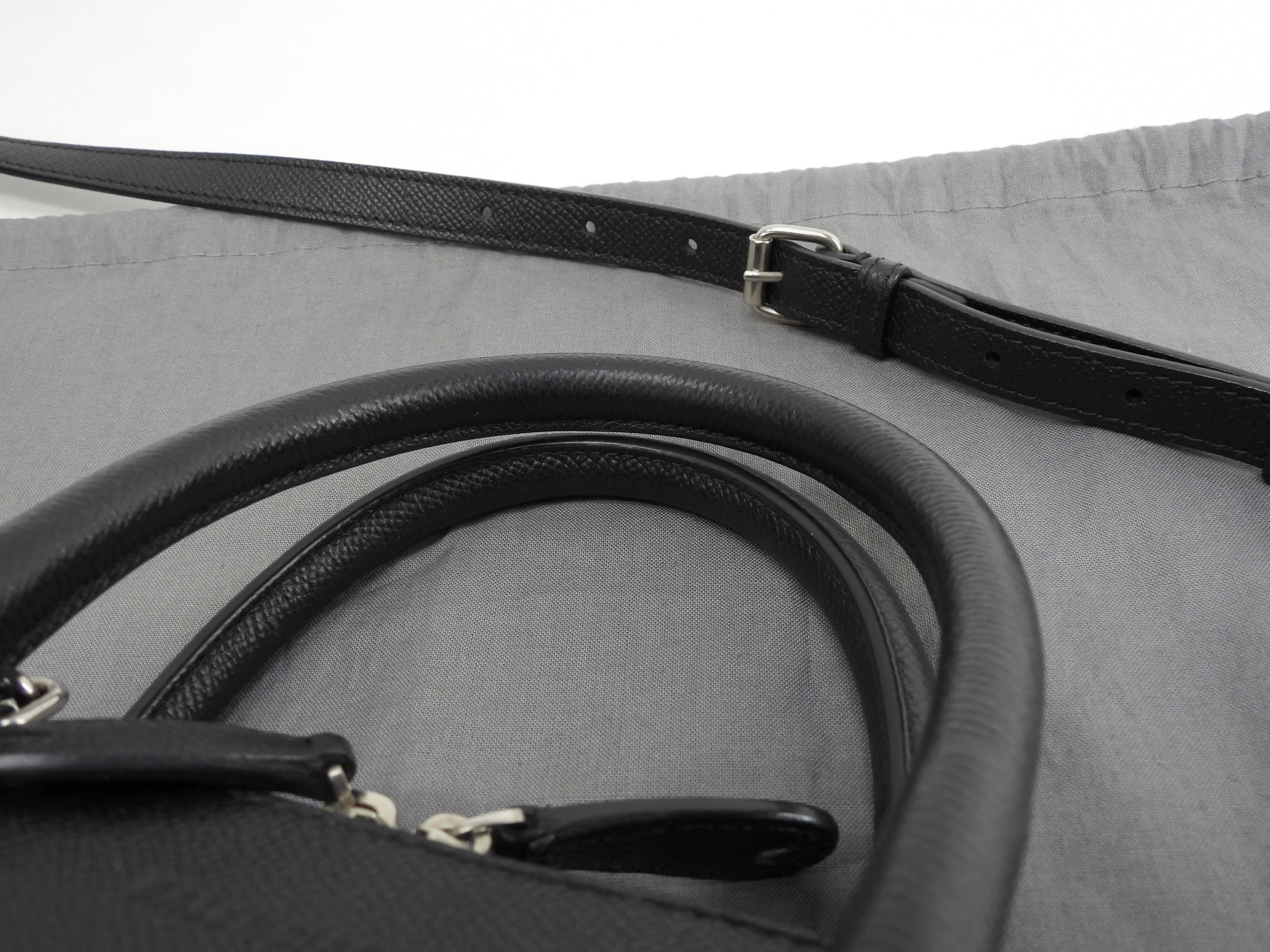 Balenciaga Borsa a mano S in pelle nera con logo grigio e tracolla staccabile, pochette, ottime condizioni @ 49