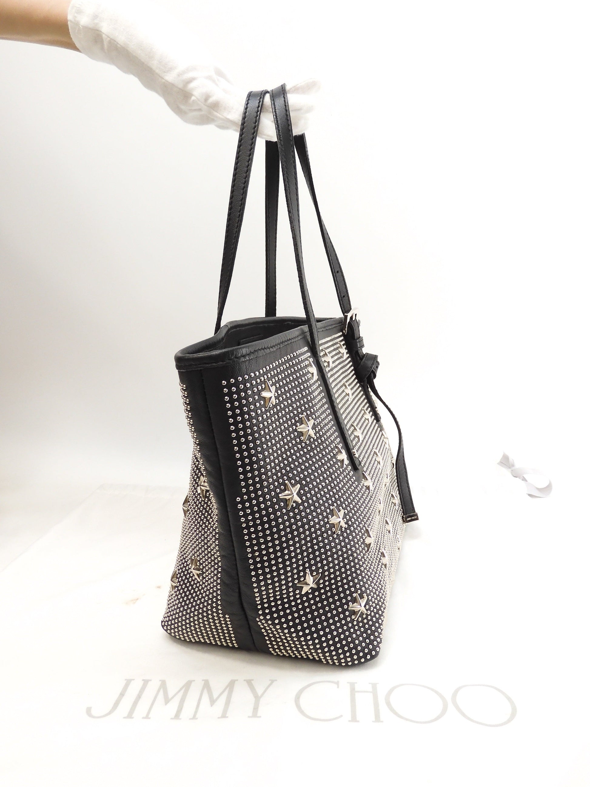 Jimmy Choo Sasha S borsa tote in pelle nera con borchie a stelle, finiture color argento @ 1