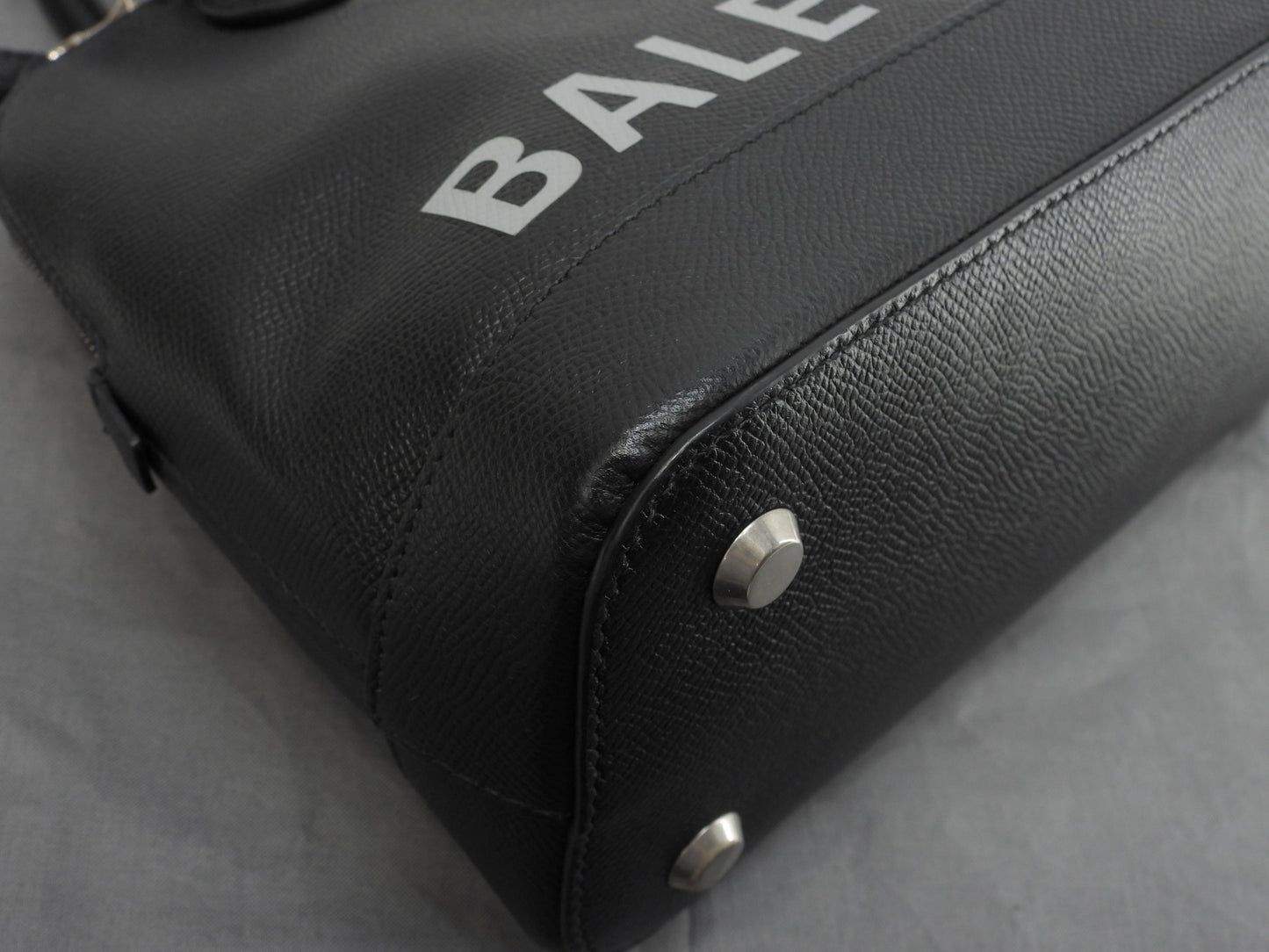 Balenciaga Borsa a mano S in pelle nera con logo grigio e tracolla staccabile, pochette, ottime condizioni @ 49