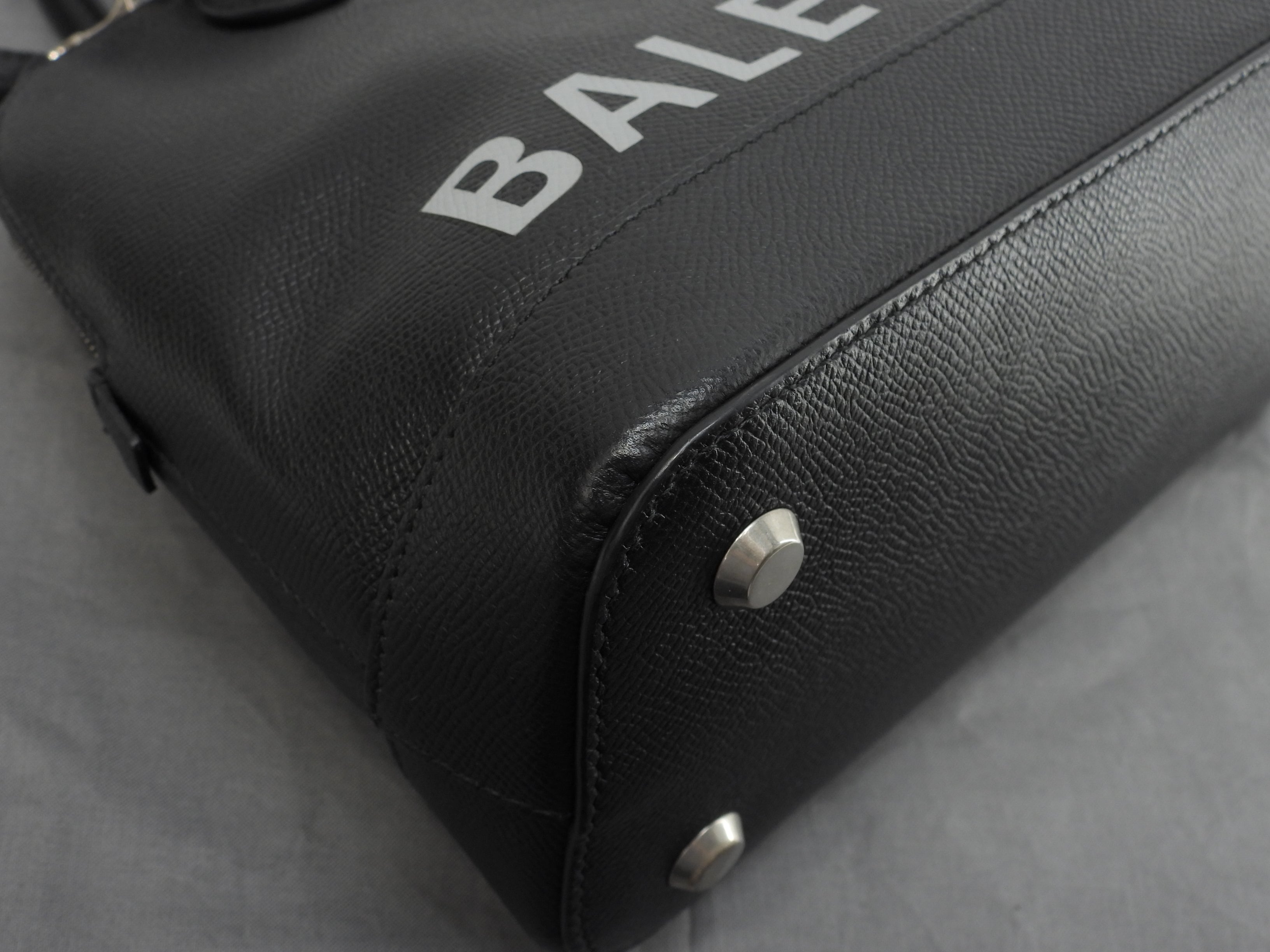 Balenciaga Borsa a mano S in pelle nera con logo grigio e tracolla staccabile, pochette, ottime condizioni @ 49