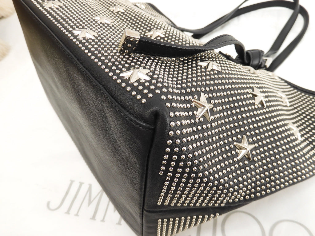 Jimmy Choo Sasha S borsa tote in pelle nera con borchie a stelle, finiture color argento @ 1