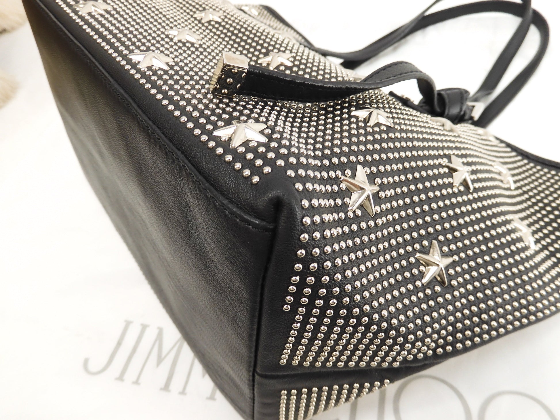 Jimmy Choo Sasha S borsa tote in pelle nera con borchie a stelle, finiture color argento @ 1