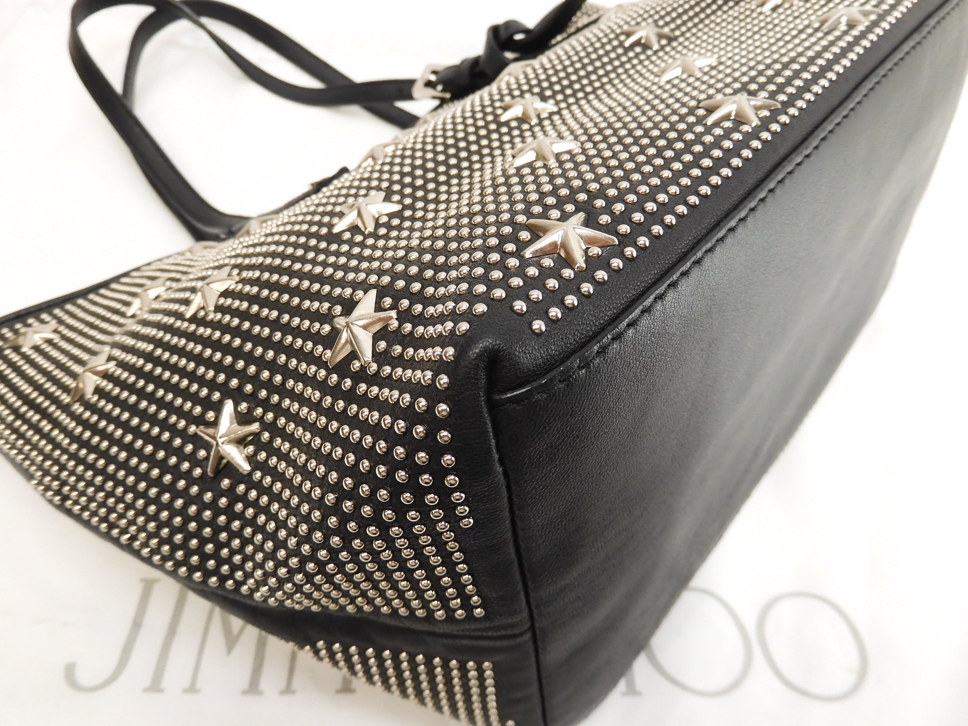 Jimmy Choo Sasha S borsa tote in pelle nera con borchie a stelle, finiture color argento @ 1