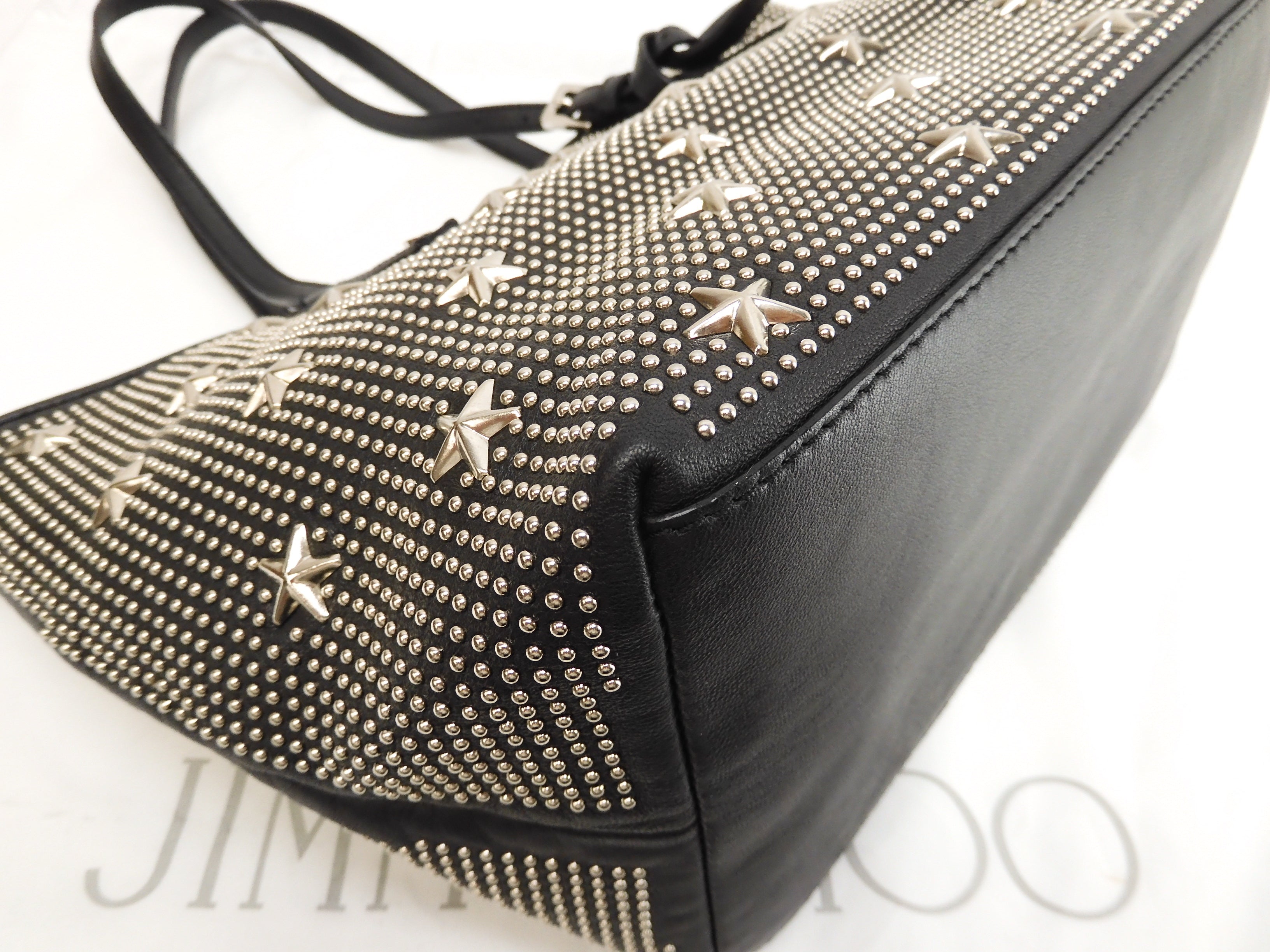 Jimmy Choo Sasha S borsa tote in pelle nera con borchie a stelle, finiture color argento @ 1