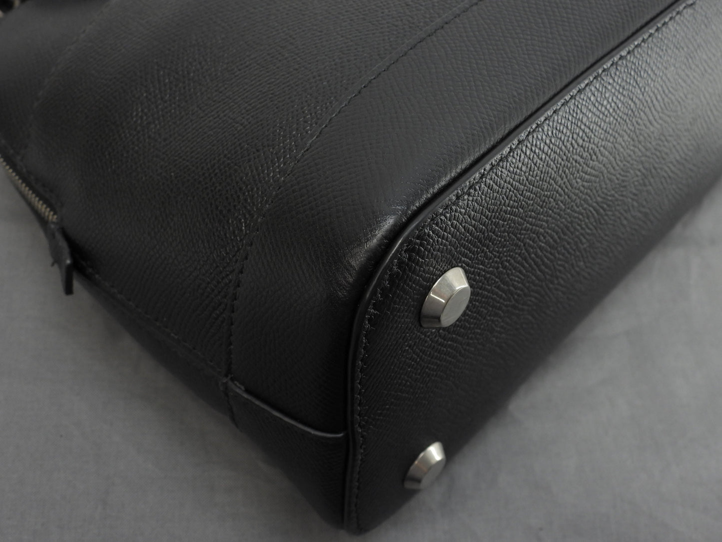 Balenciaga Borsa a mano S in pelle nera con logo grigio e tracolla staccabile, pochette, ottime condizioni @ 49
