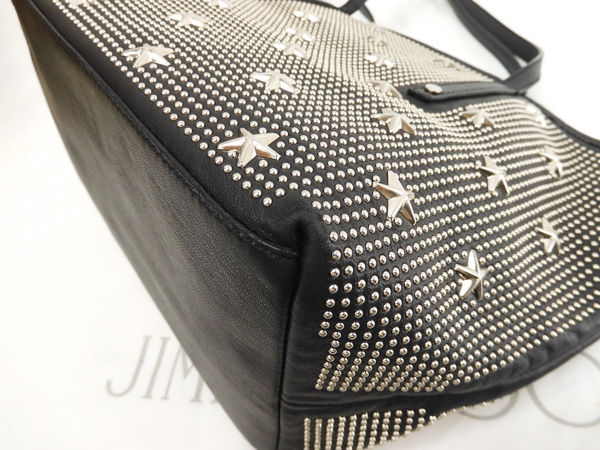 Jimmy Choo Sasha S borsa tote in pelle nera con borchie a stelle, finiture color argento @ 1