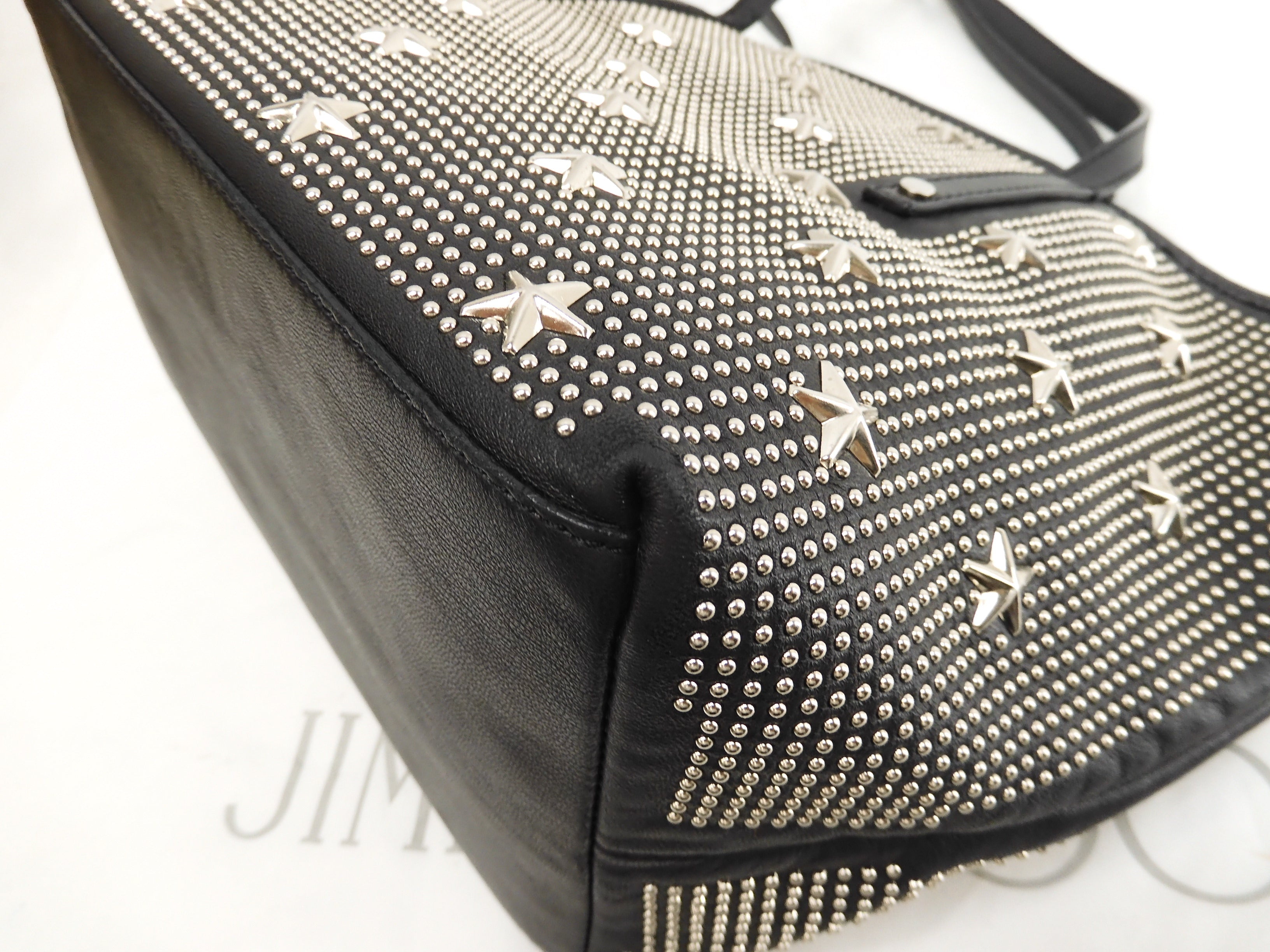 Jimmy Choo Sasha S borsa tote in pelle nera con borchie a stelle, finiture color argento @ 1