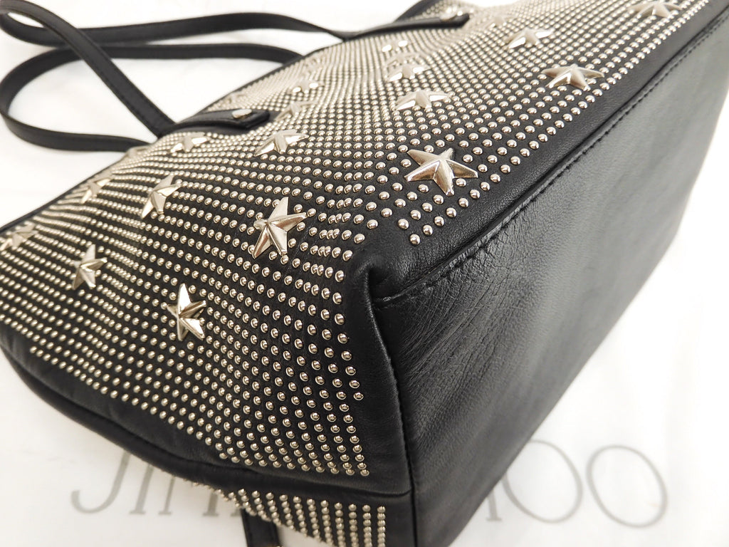 Jimmy Choo Sasha S borsa tote in pelle nera con borchie a stelle, finiture color argento @ 1