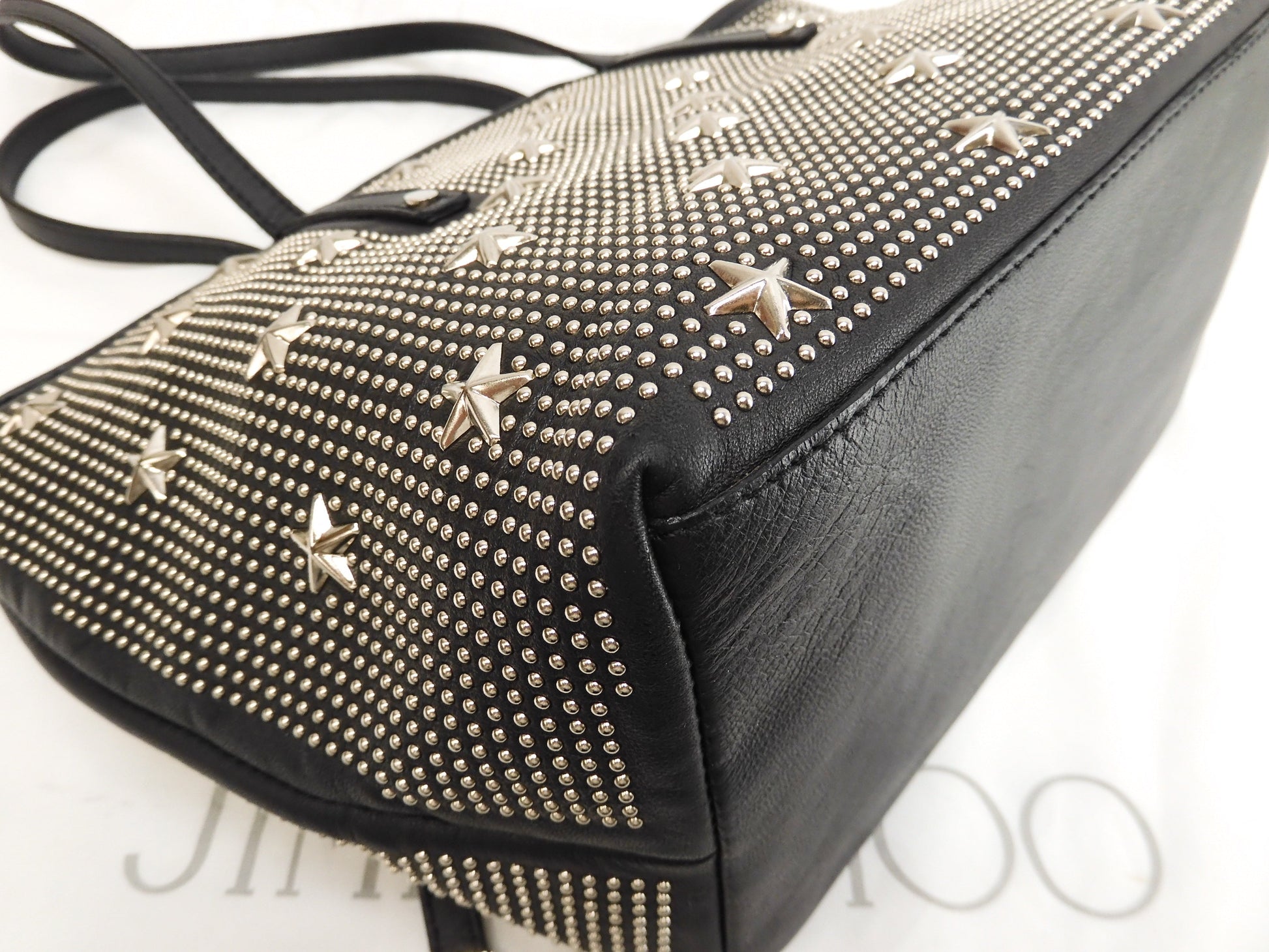 Jimmy Choo Sasha S borsa tote in pelle nera con borchie a stelle, finiture color argento @ 1