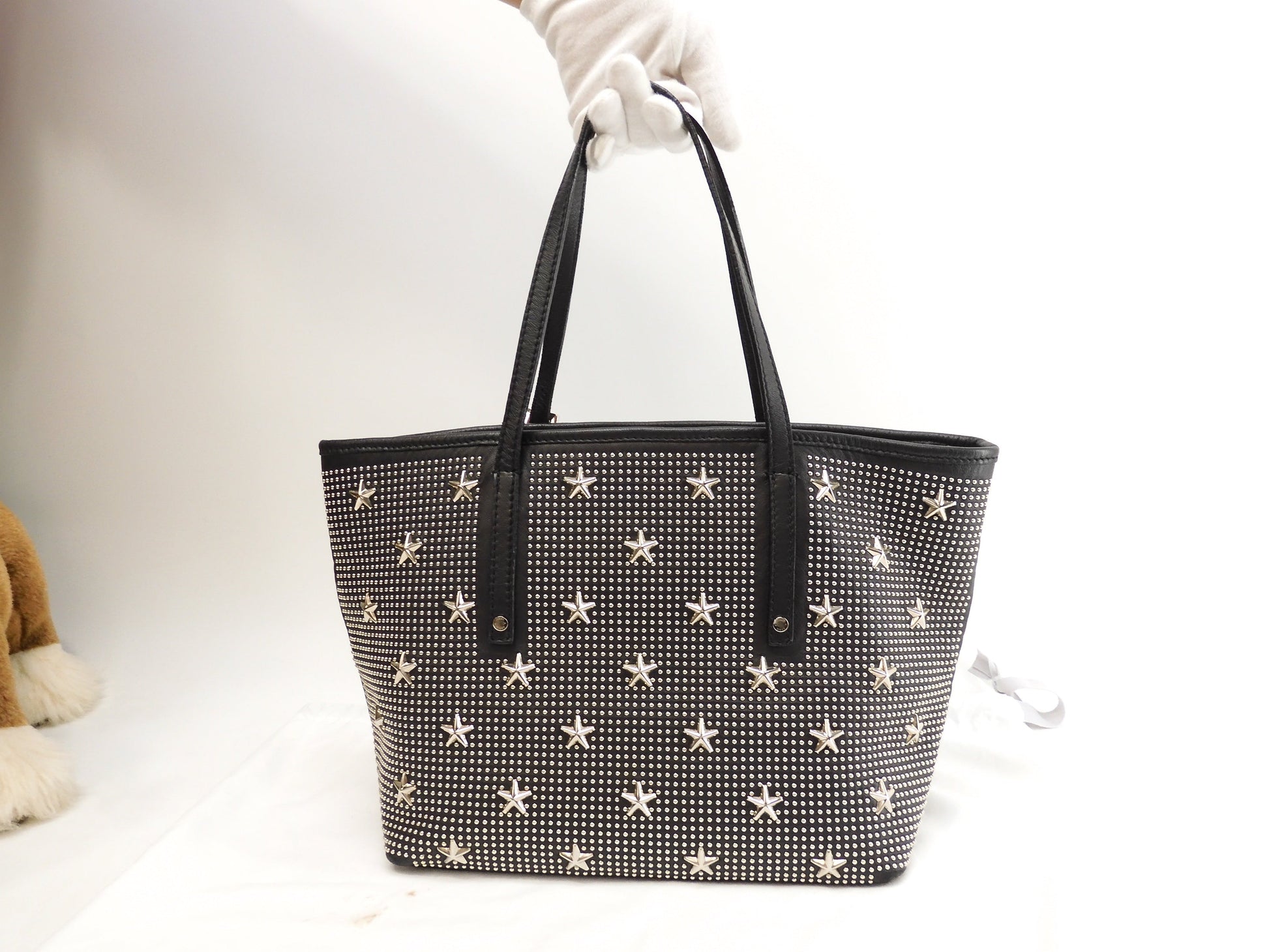 Jimmy Choo Sasha S borsa tote in pelle nera con borchie a stelle, finiture color argento @ 1