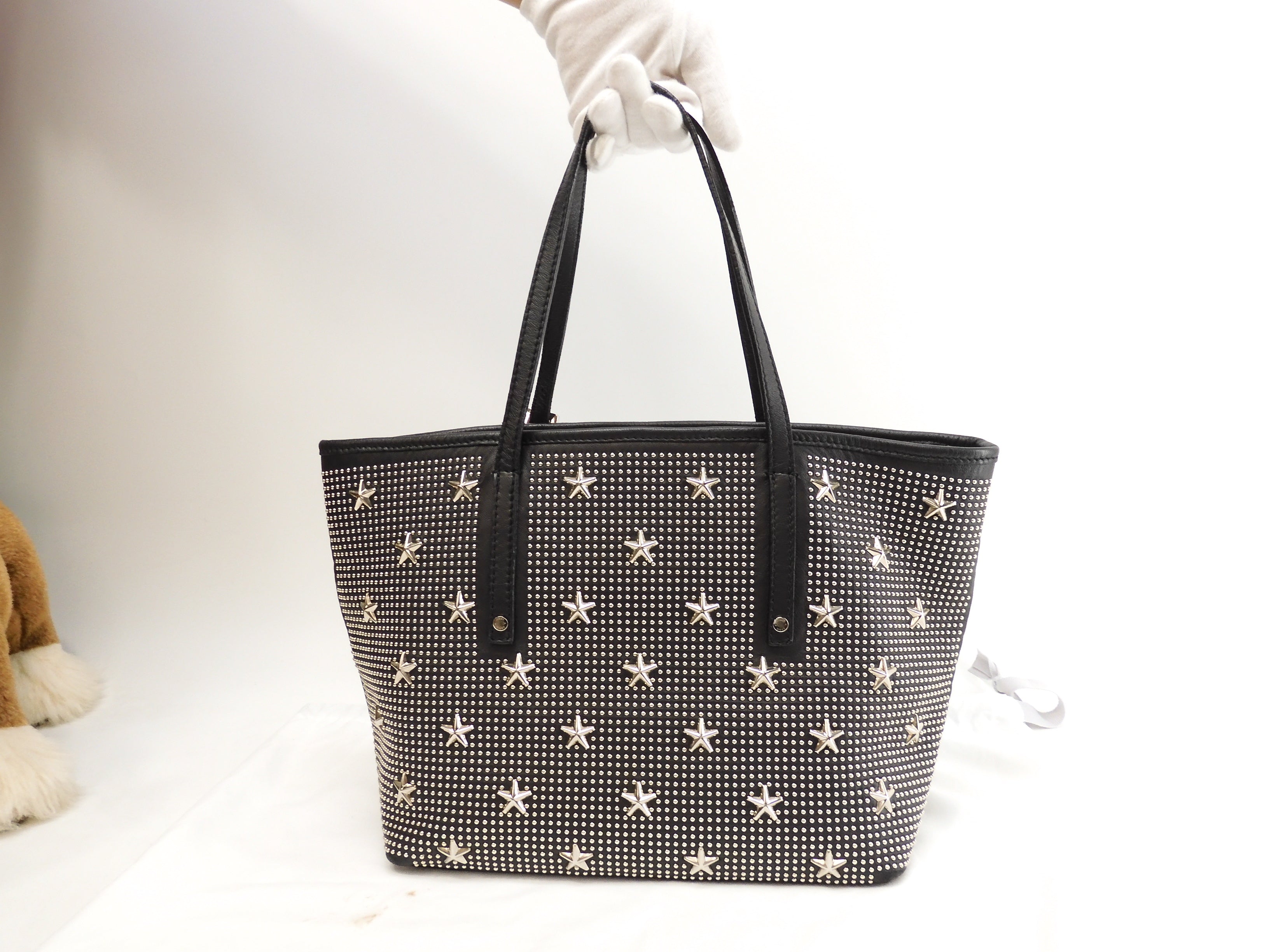 Jimmy Choo Sasha S borsa tote in pelle nera con borchie a stelle, finiture color argento @ 1
