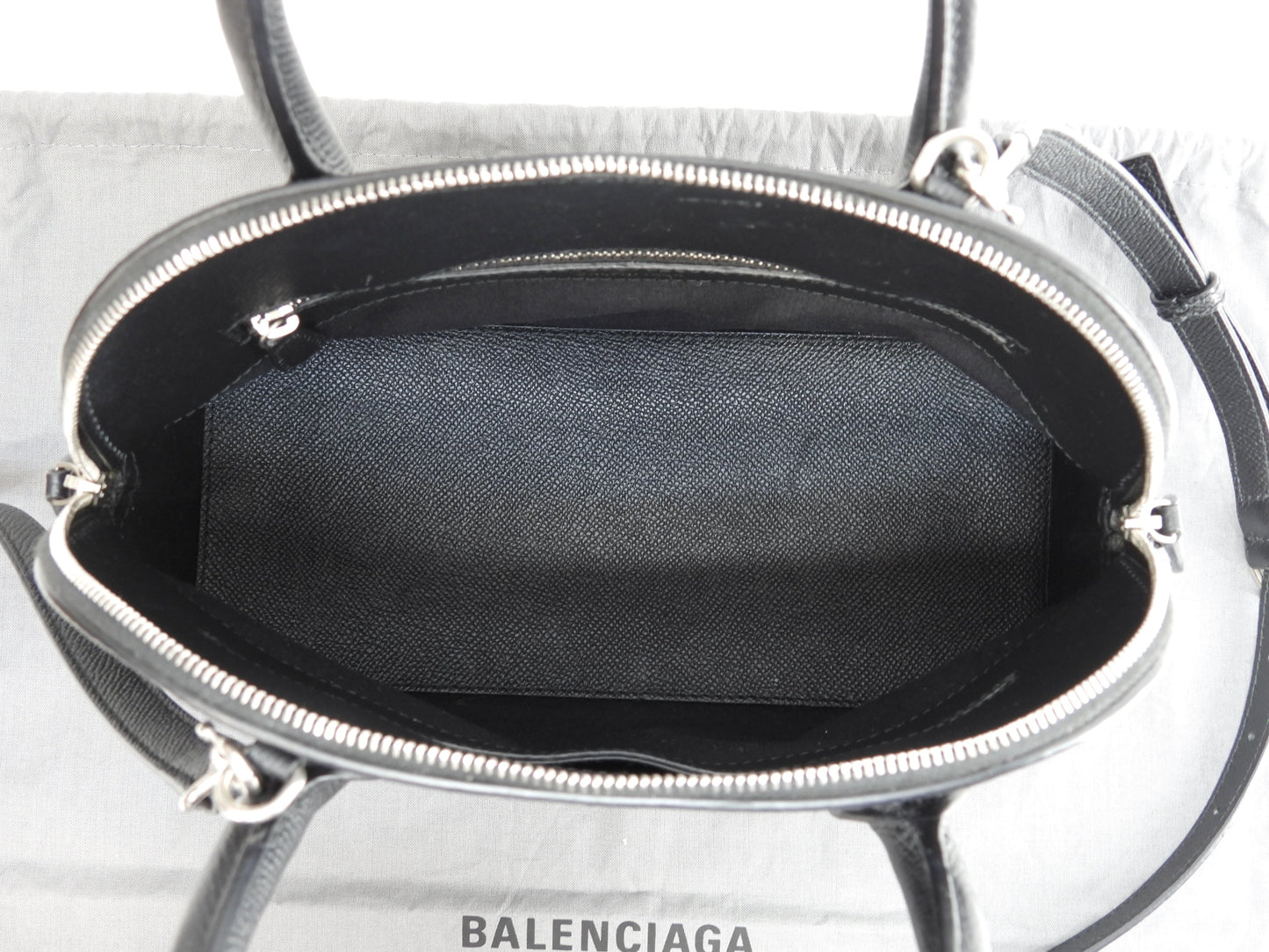 Balenciaga Borsa a mano S in pelle nera con logo grigio e tracolla staccabile, pochette, ottime condizioni @ 49