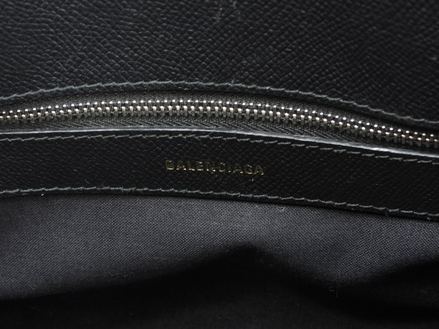 Balenciaga Borsa a mano S in pelle nera con logo grigio e tracolla staccabile, pochette, ottime condizioni @ 49