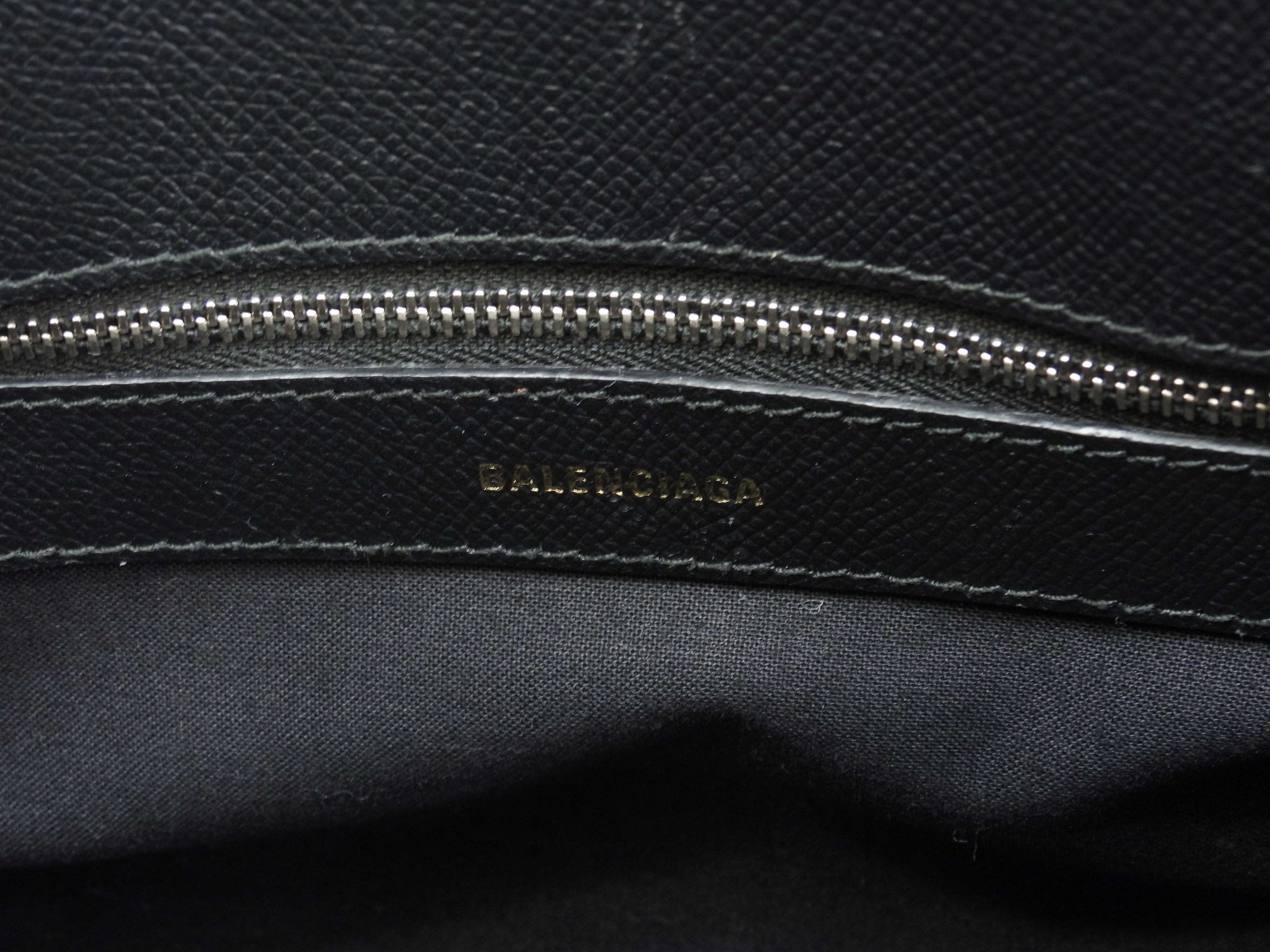 Balenciaga Borsa a mano S in pelle nera con logo grigio e tracolla staccabile, pochette, ottime condizioni @ 49